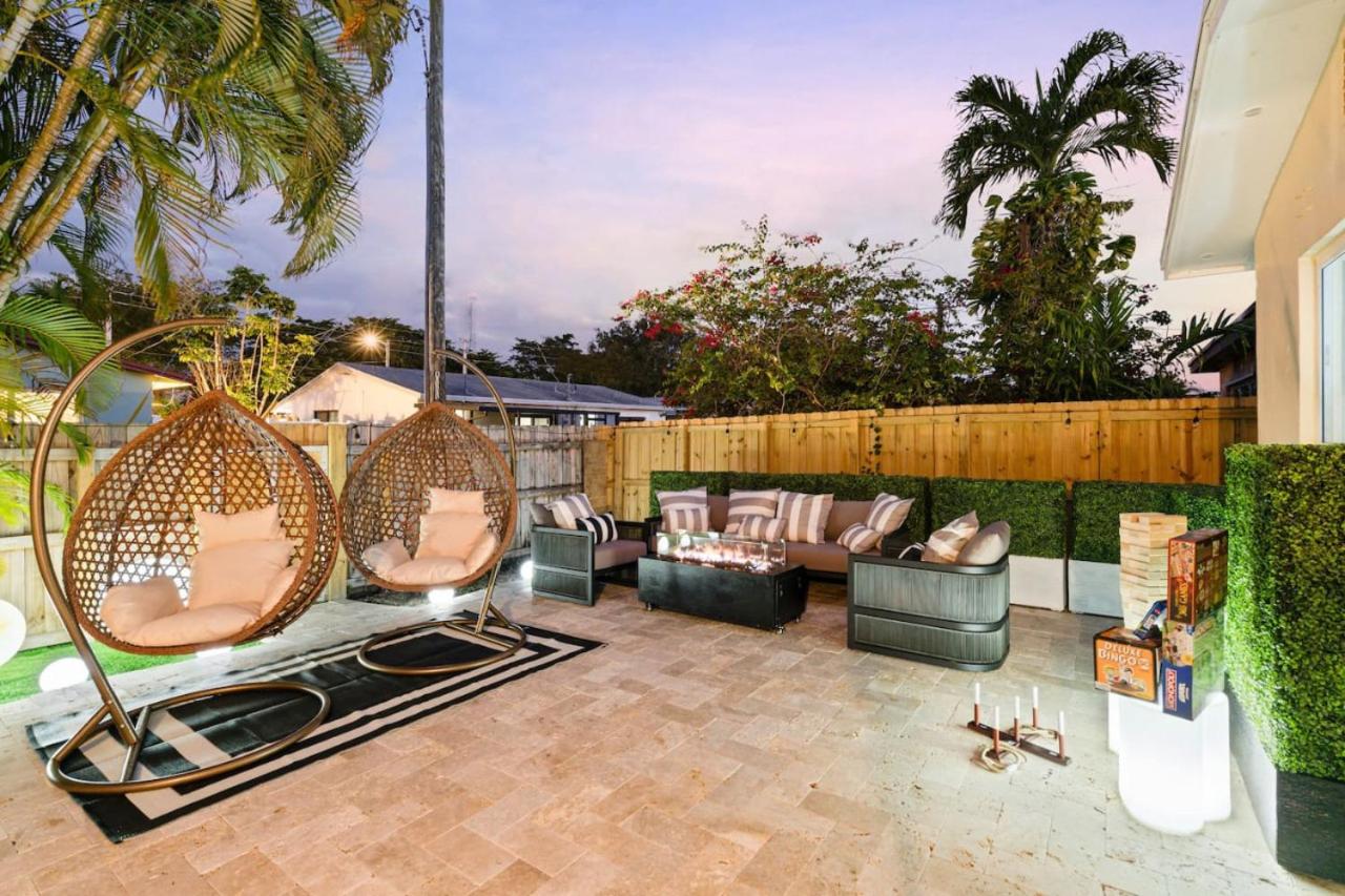 NEW Hollywood Luxury Villa, Game Room, Hot Tub 12, Fire Pit & BBQ