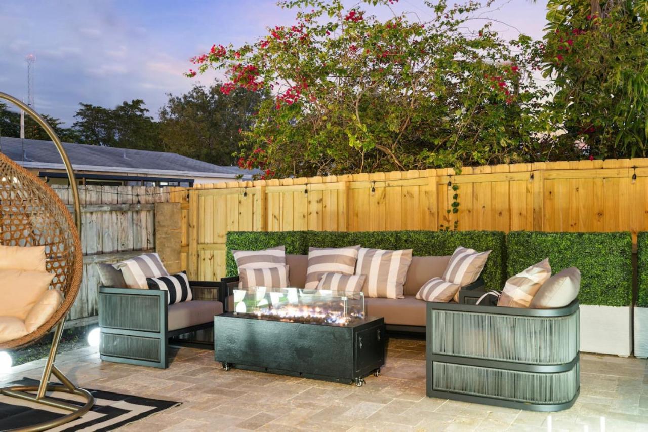 NEW Hollywood Luxury Villa, Game Room, Hot Tub 12, Fire Pit & BBQ