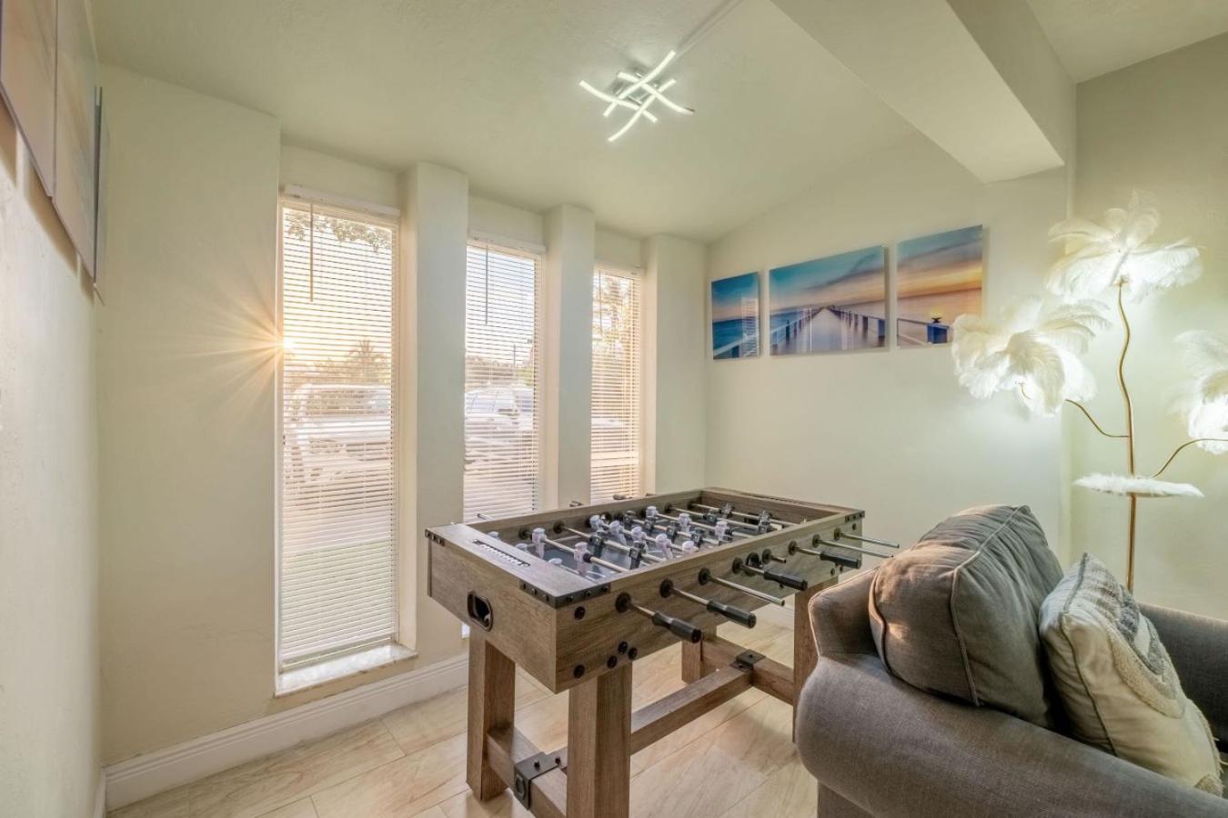 NEW Hollywood Luxury Villa, Game Room, Hot Tub 12, Fire Pit & BBQ