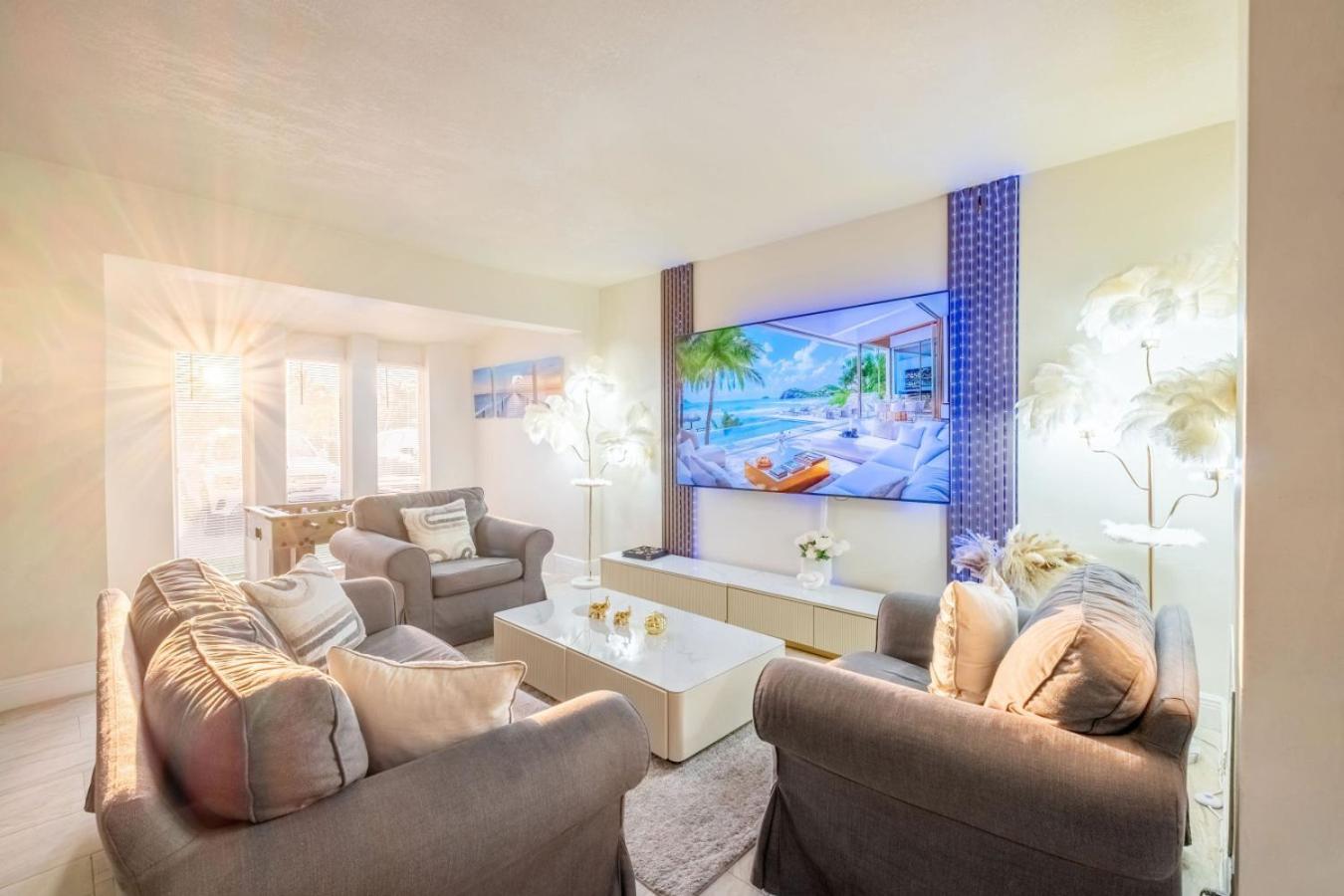 NEW Hollywood Luxury Villa, Game Room, Hot Tub 12, Fire Pit & BBQ