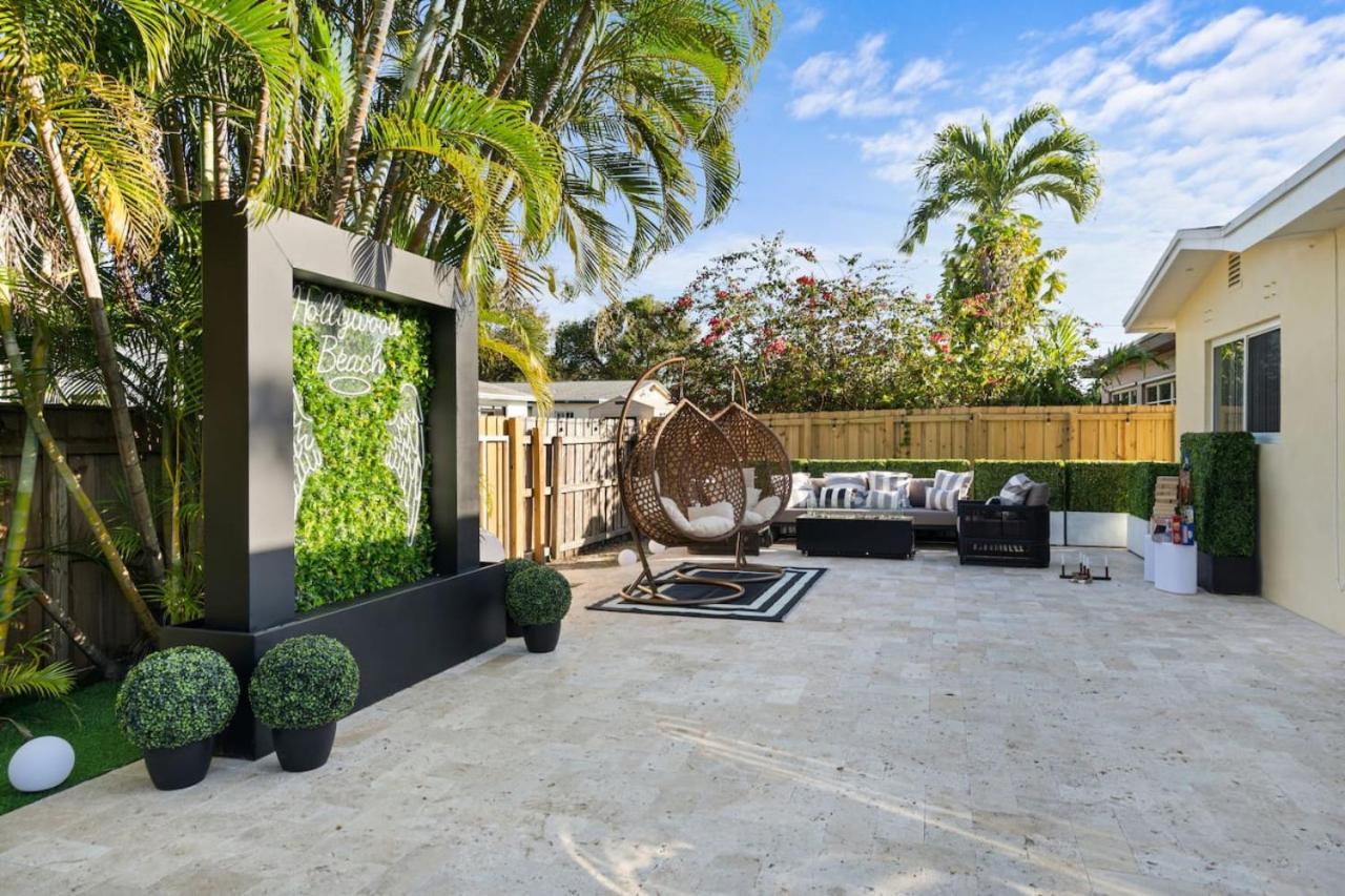 NEW Hollywood Luxury Villa, Game Room, Hot Tub 12, Fire Pit & BBQ