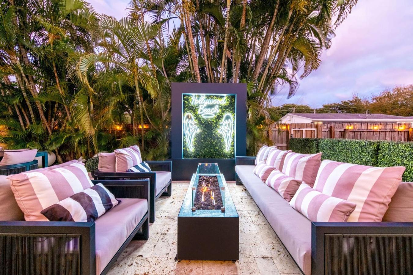 NEW Hollywood Luxury Villa, Game Room, Hot Tub 12, Fire Pit & BBQ