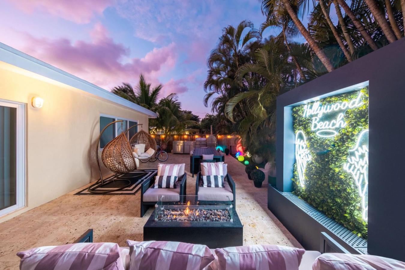 NEW Hollywood Luxury Villa, Game Room, Hot Tub 12, Fire Pit & BBQ