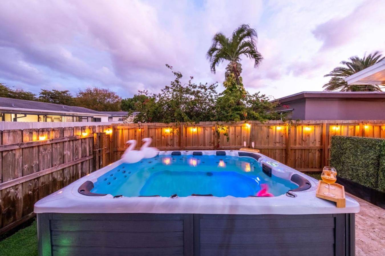 NEW Hollywood Luxury Villa, Game Room, Hot Tub 12, Fire Pit & BBQ