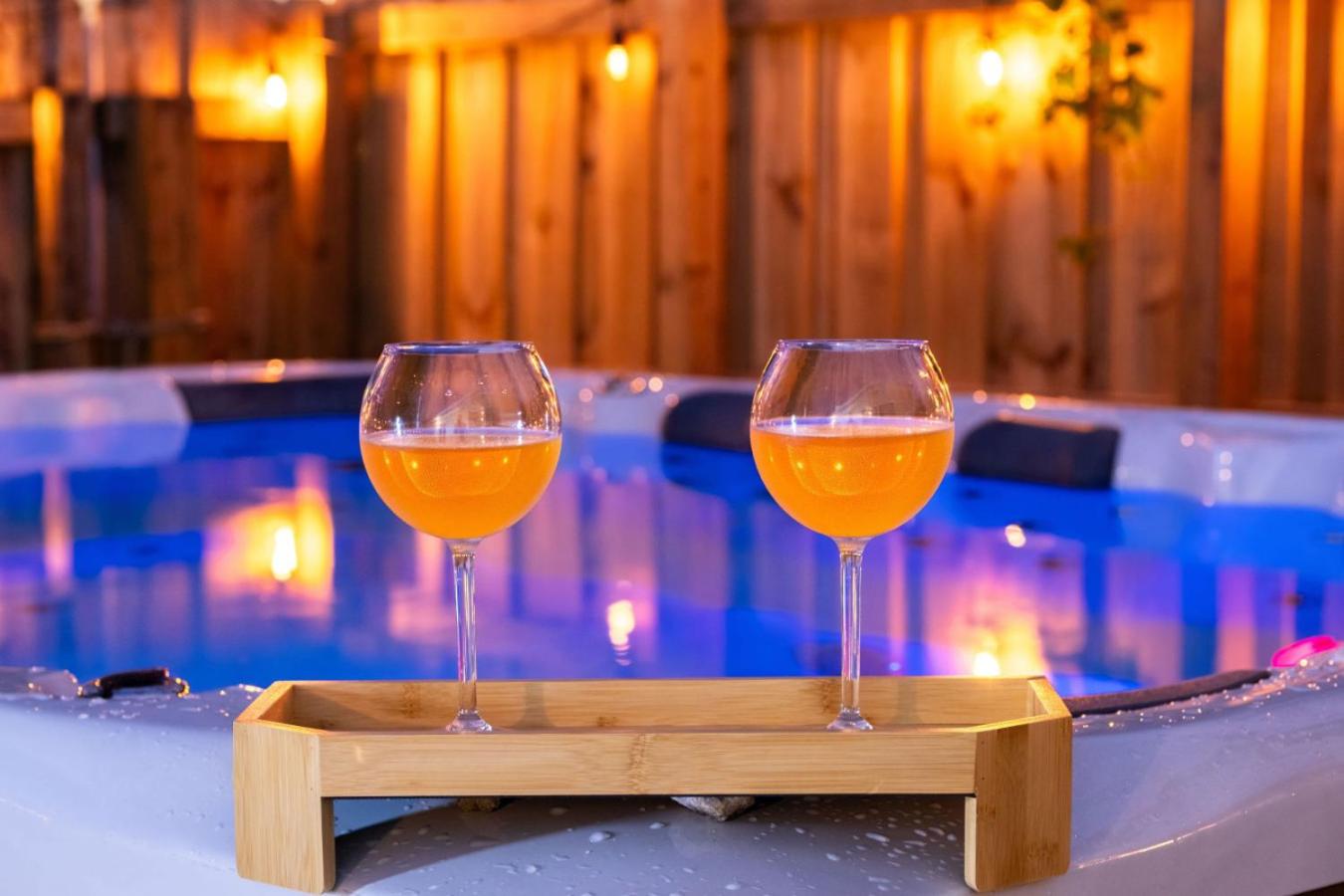 NEW Hollywood Luxury Villa, Game Room, Hot Tub 12, Fire Pit & BBQ