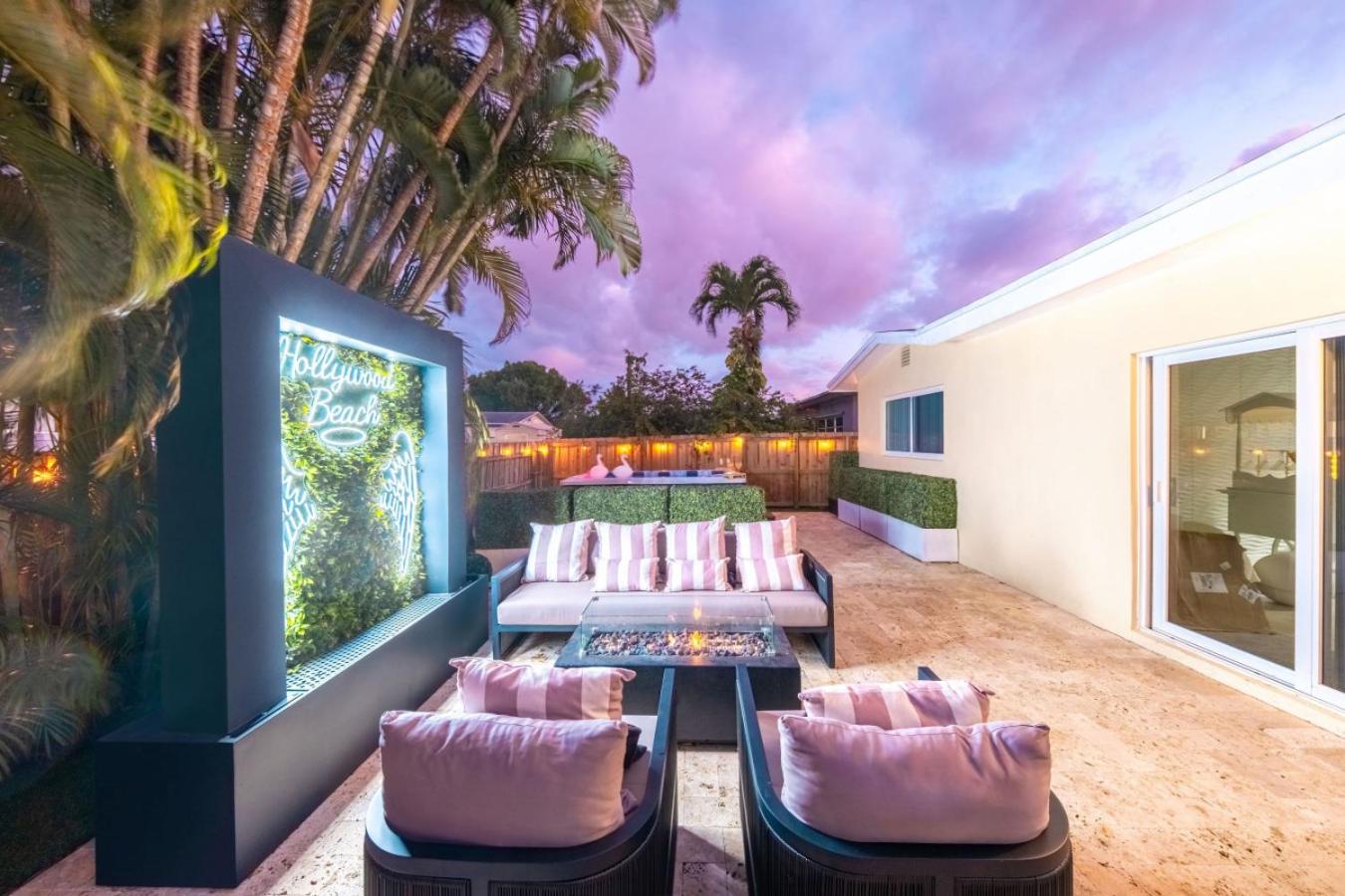 NEW Hollywood Luxury Villa, Game Room, Hot Tub 12, Fire Pit & BBQ