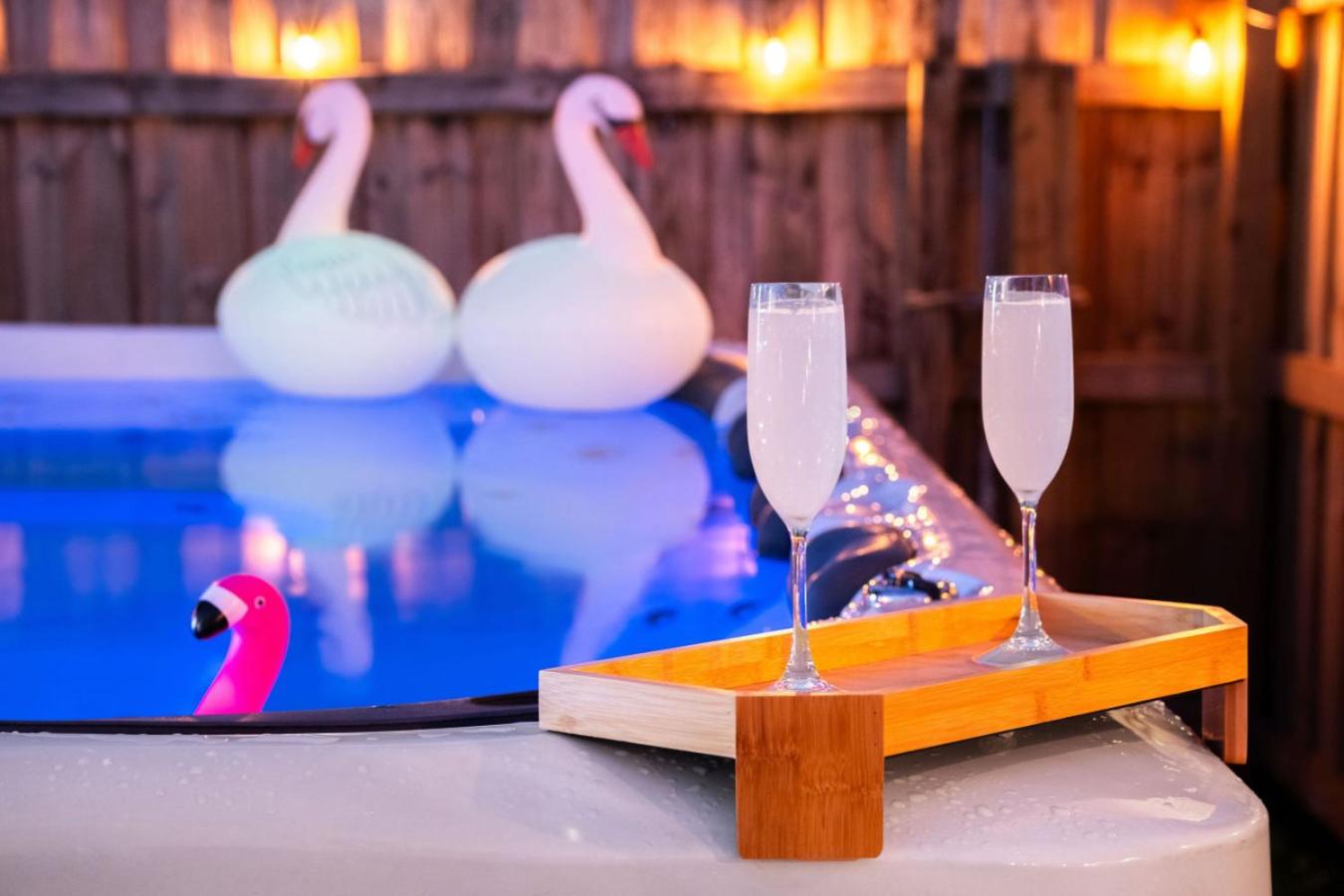 NEW Hollywood Luxury Villa, Game Room, Hot Tub 12, Fire Pit & BBQ