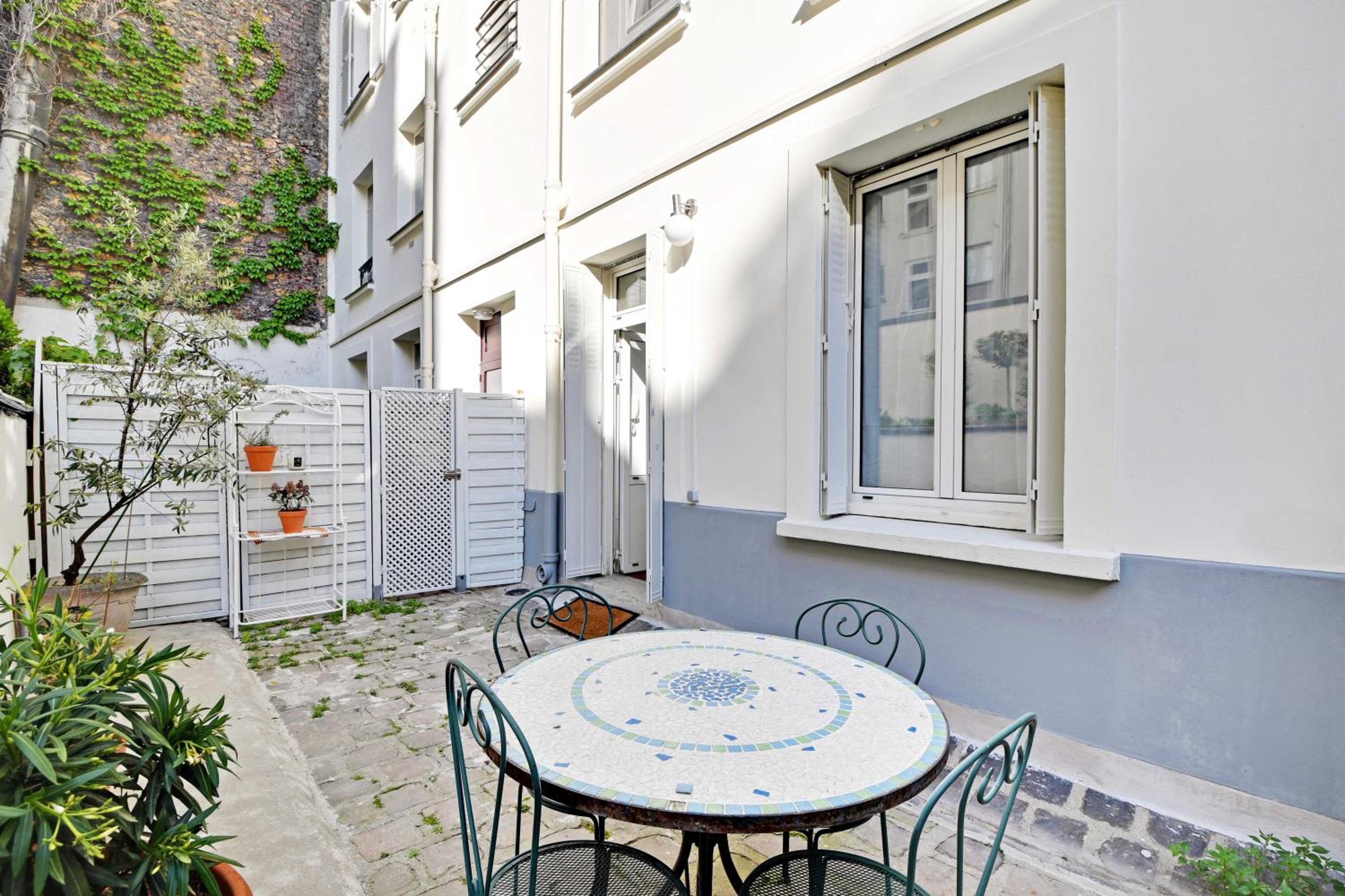 Cozy Studio with Terrace near the Eiffel Tower
