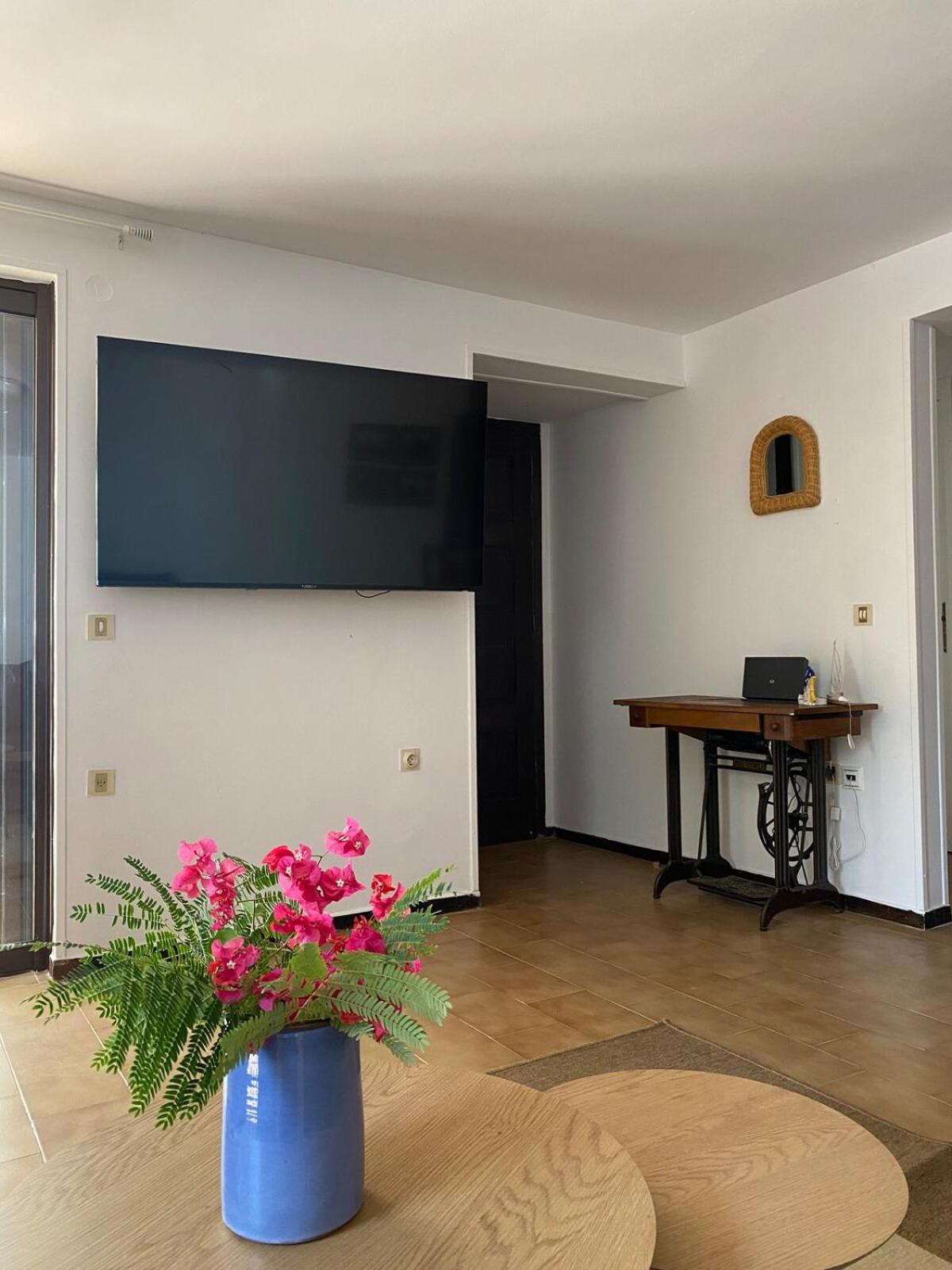 Glyfada Charm, Cozy & Warm with private parking