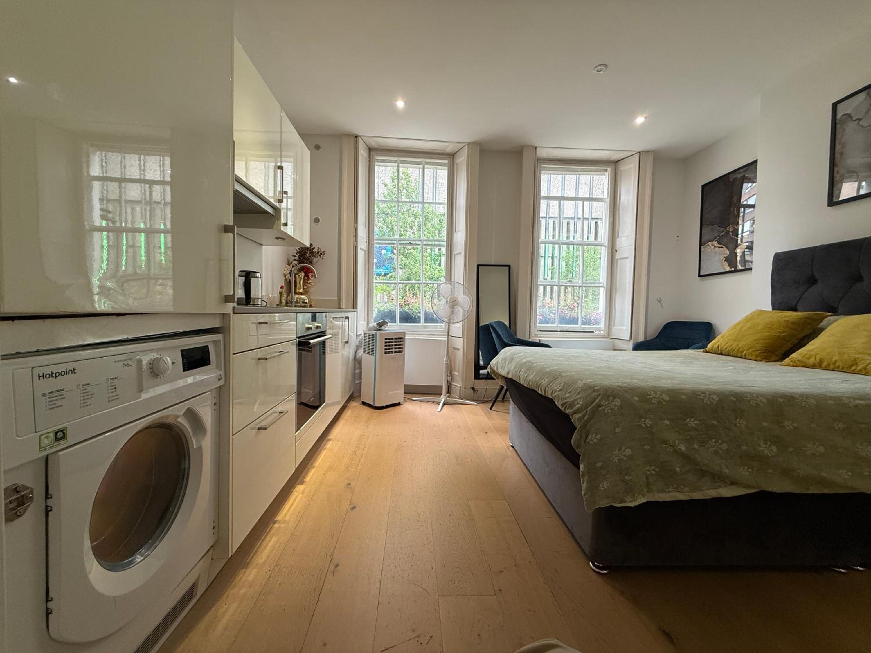 Posh Soho Studio Large Windows by Oxford St, Mayfair W1
