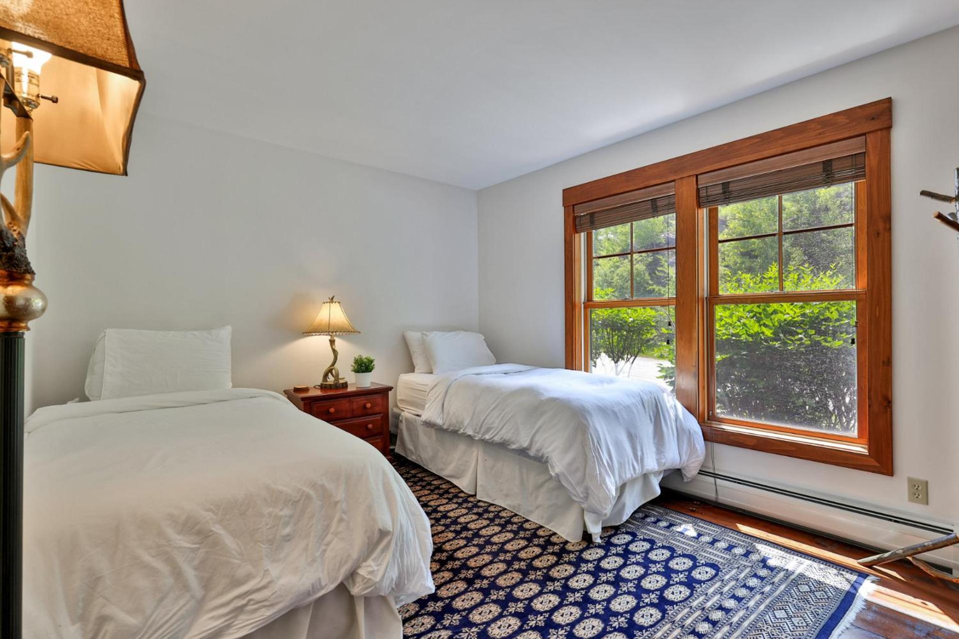 Meyer Chalet de Esqui - Ski-In, Ski-Out 4BR Bear Mtn Retreat with Pool & Fireplace