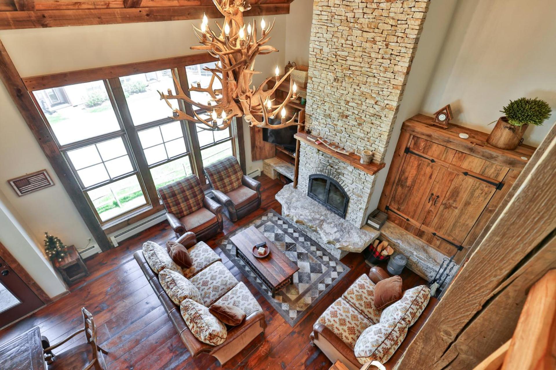 Meyer Chalet de Esqui - Ski-In, Ski-Out 4BR Bear Mtn Retreat with Pool & Fireplace