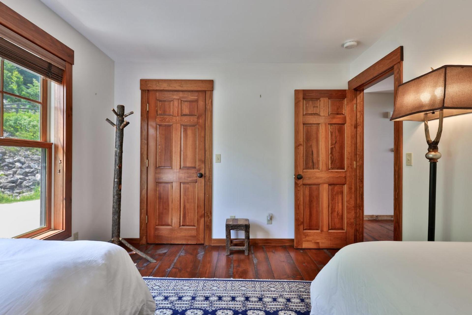 Meyer Chalet de Esqui - Ski-In, Ski-Out 4BR Bear Mtn Retreat with Pool & Fireplace