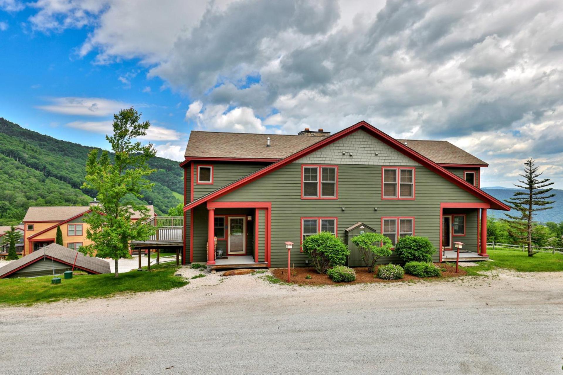 Meyer Chalet de Esqui - Ski-In, Ski-Out 4BR Bear Mtn Retreat with Pool & Fireplace