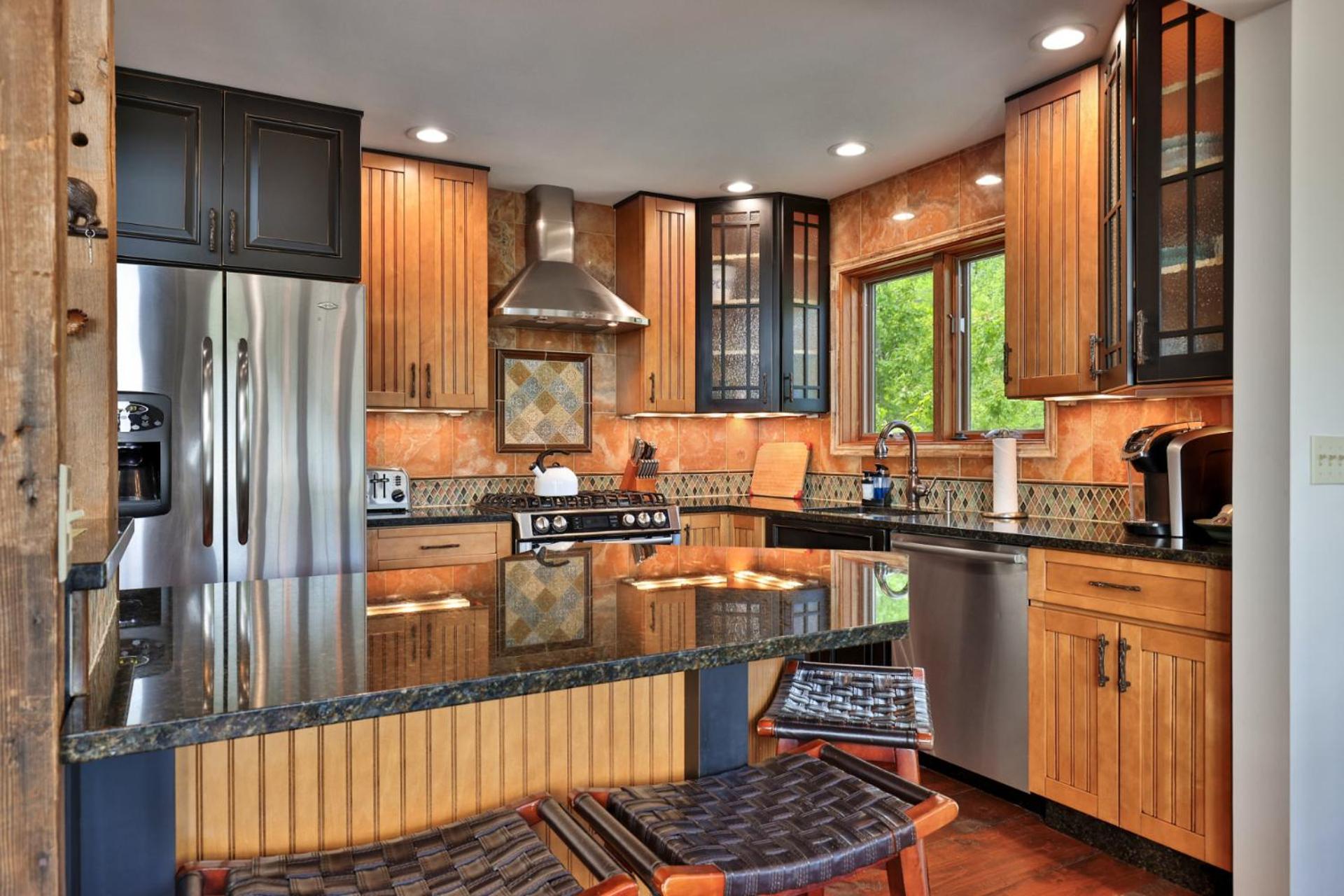Meyer Chalet de Esqui - Ski-In, Ski-Out 4BR Bear Mtn Retreat with Pool & Fireplace