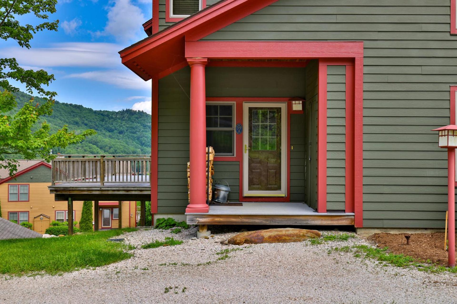 Meyer Chalet de Esqui - Ski-In, Ski-Out 4BR Bear Mtn Retreat with Pool & Fireplace