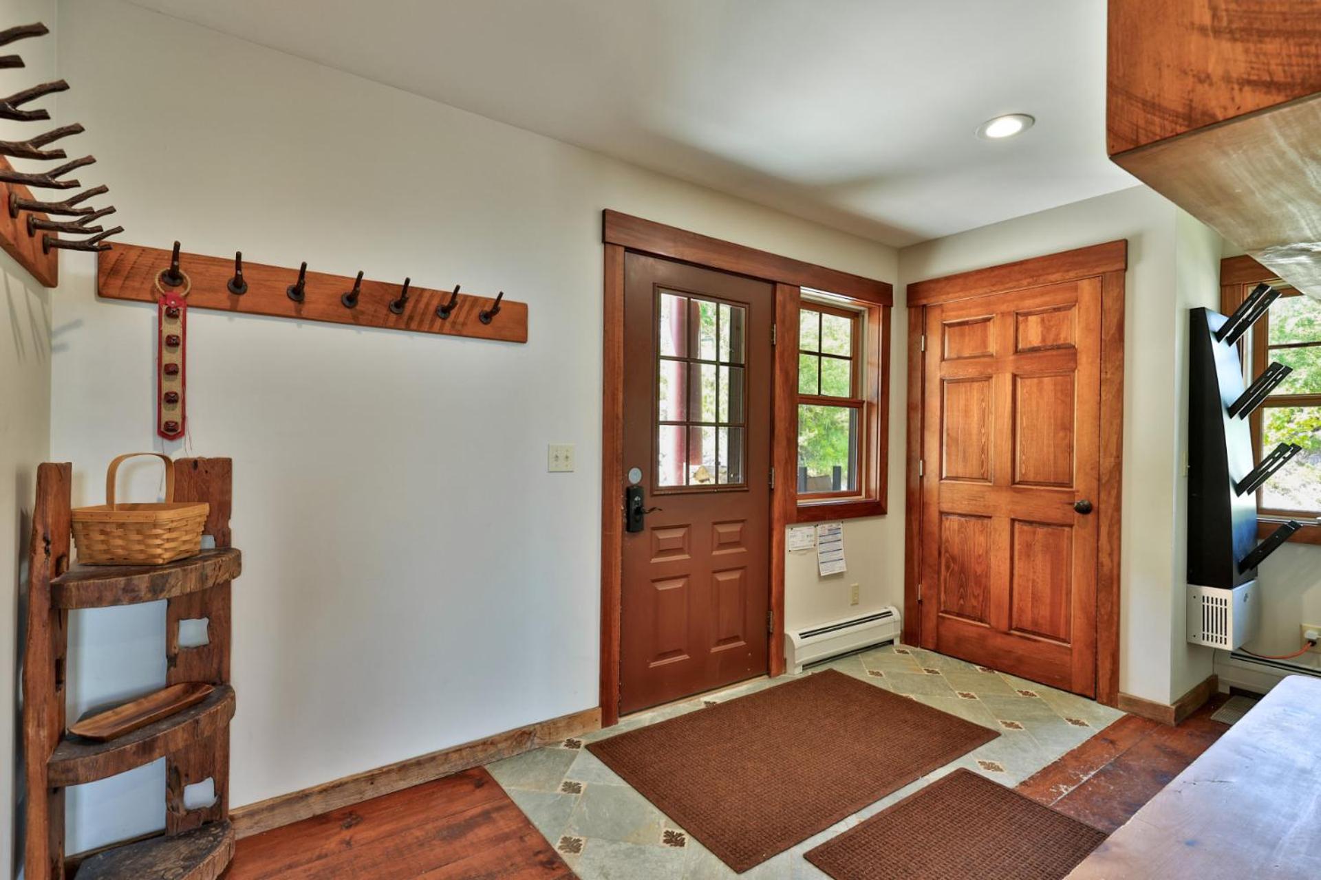 Meyer Chalet de Esqui - Ski-In, Ski-Out 4BR Bear Mtn Retreat with Pool & Fireplace