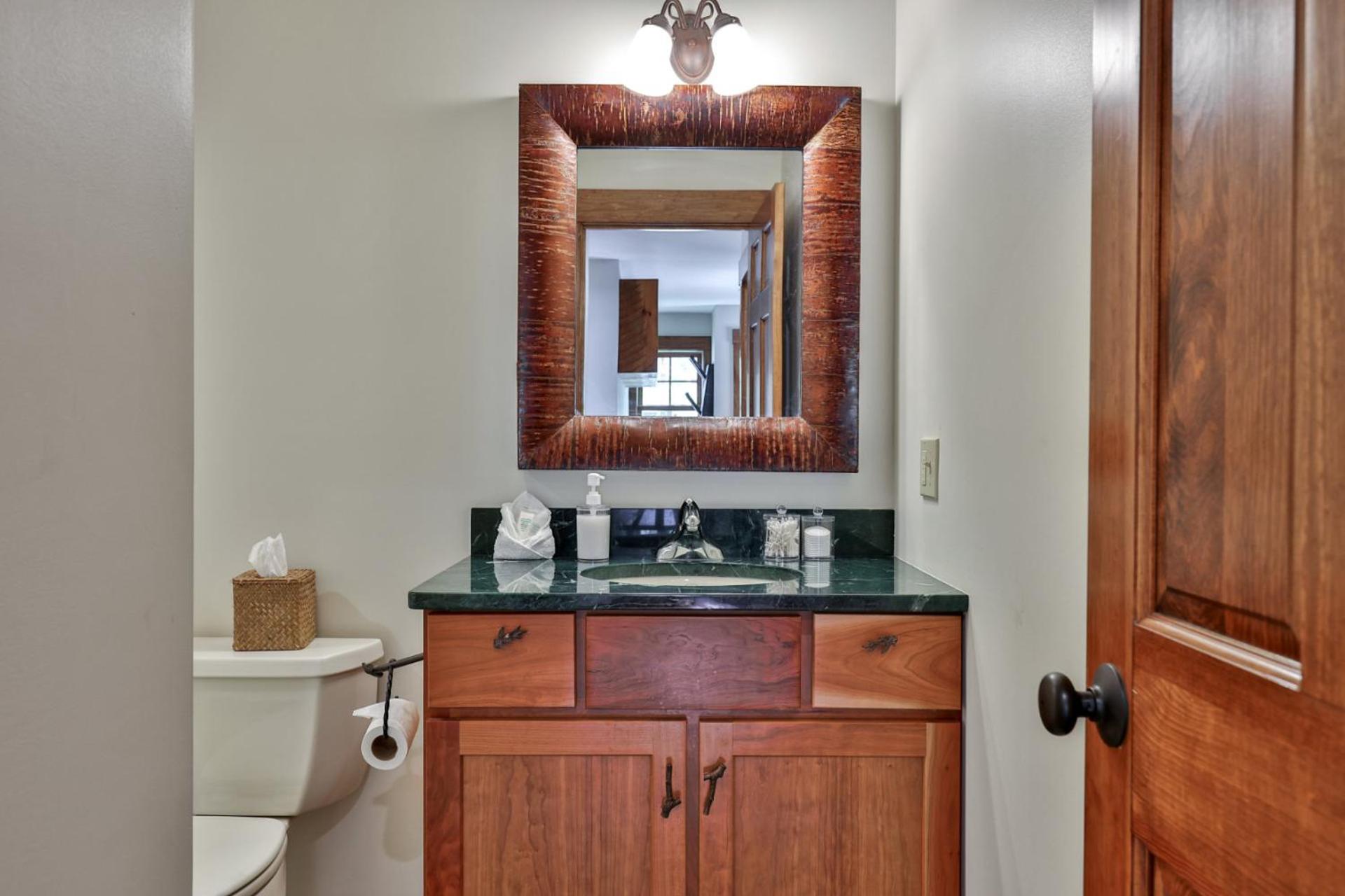 Meyer Chalet de Esqui - Ski-In, Ski-Out 4BR Bear Mtn Retreat with Pool & Fireplace