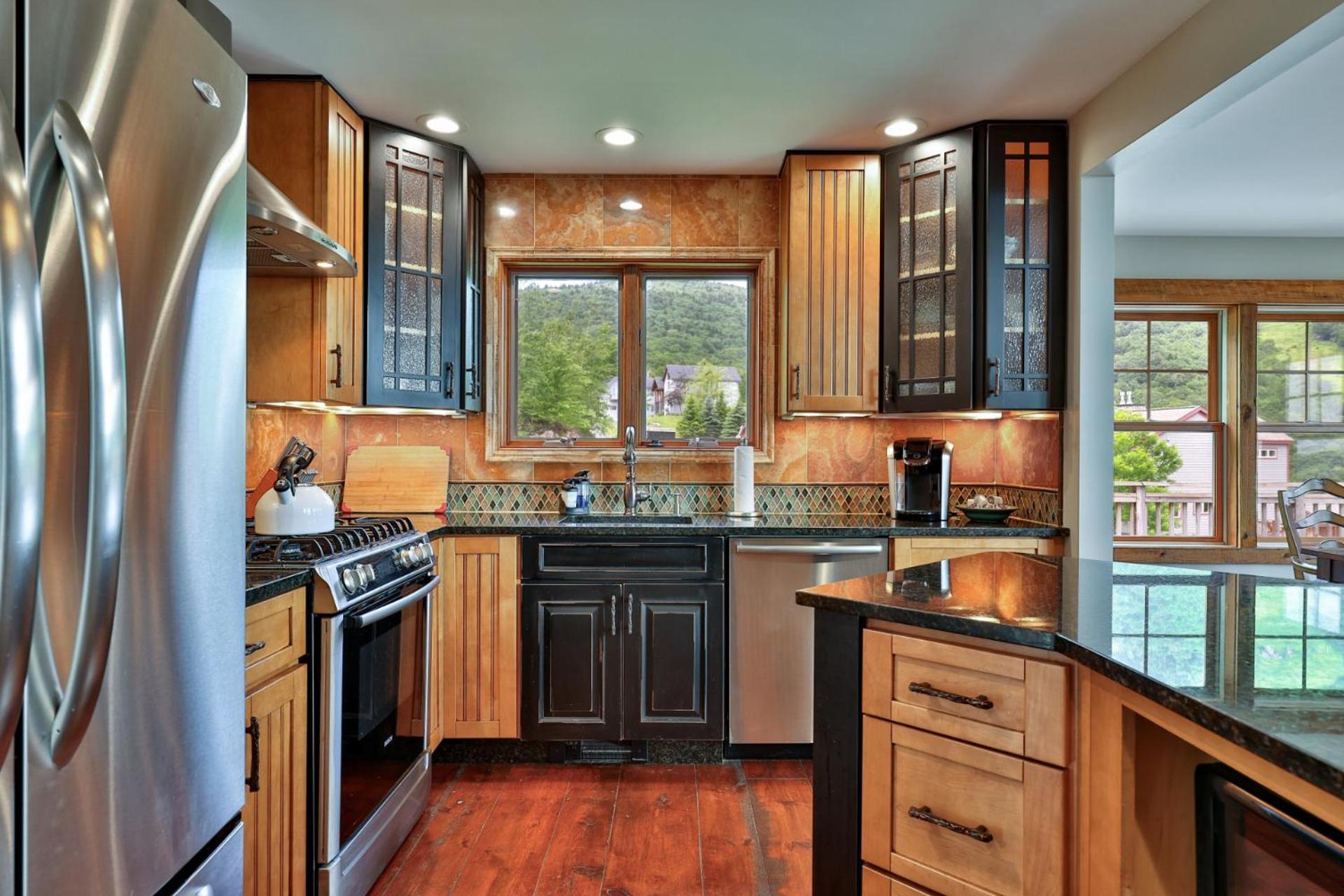 Meyer Chalet de Esqui - Ski-In, Ski-Out 4BR Bear Mtn Retreat with Pool & Fireplace