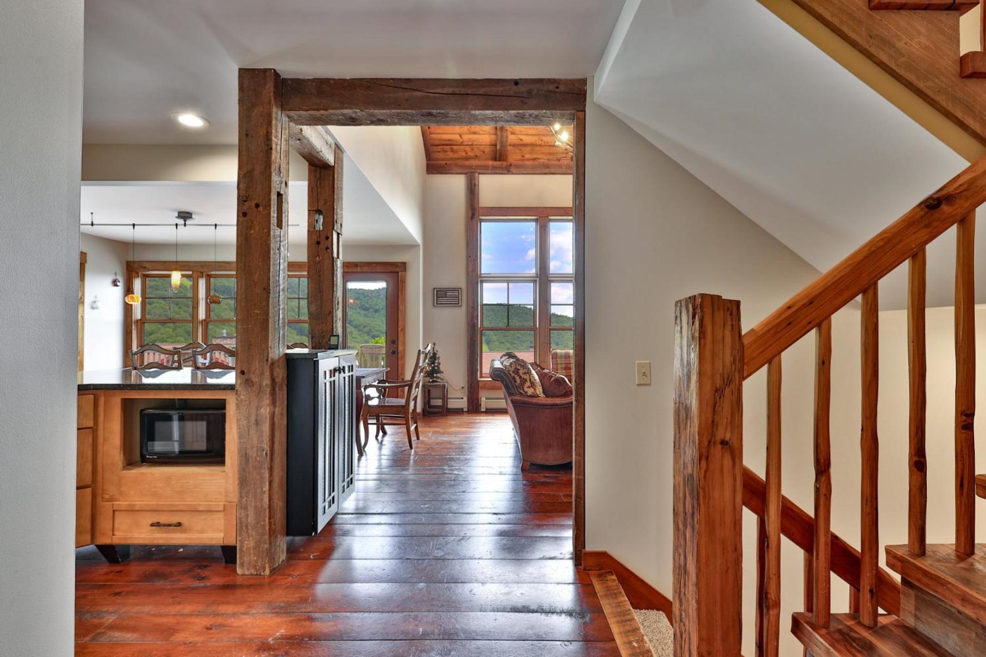 Meyer Chalet de Esqui - Ski-In, Ski-Out 4BR Bear Mtn Retreat with Pool & Fireplace
