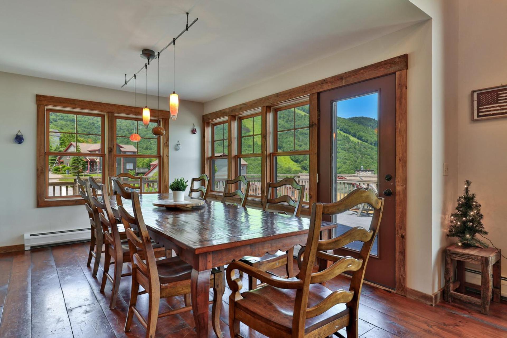 Meyer Chalet de Esqui - Ski-In, Ski-Out 4BR Bear Mtn Retreat with Pool & Fireplace