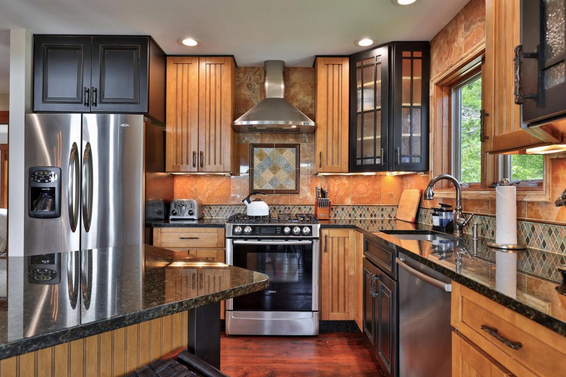 Meyer Chalet de Esqui - Ski-In, Ski-Out 4BR Bear Mtn Retreat with Pool & Fireplace