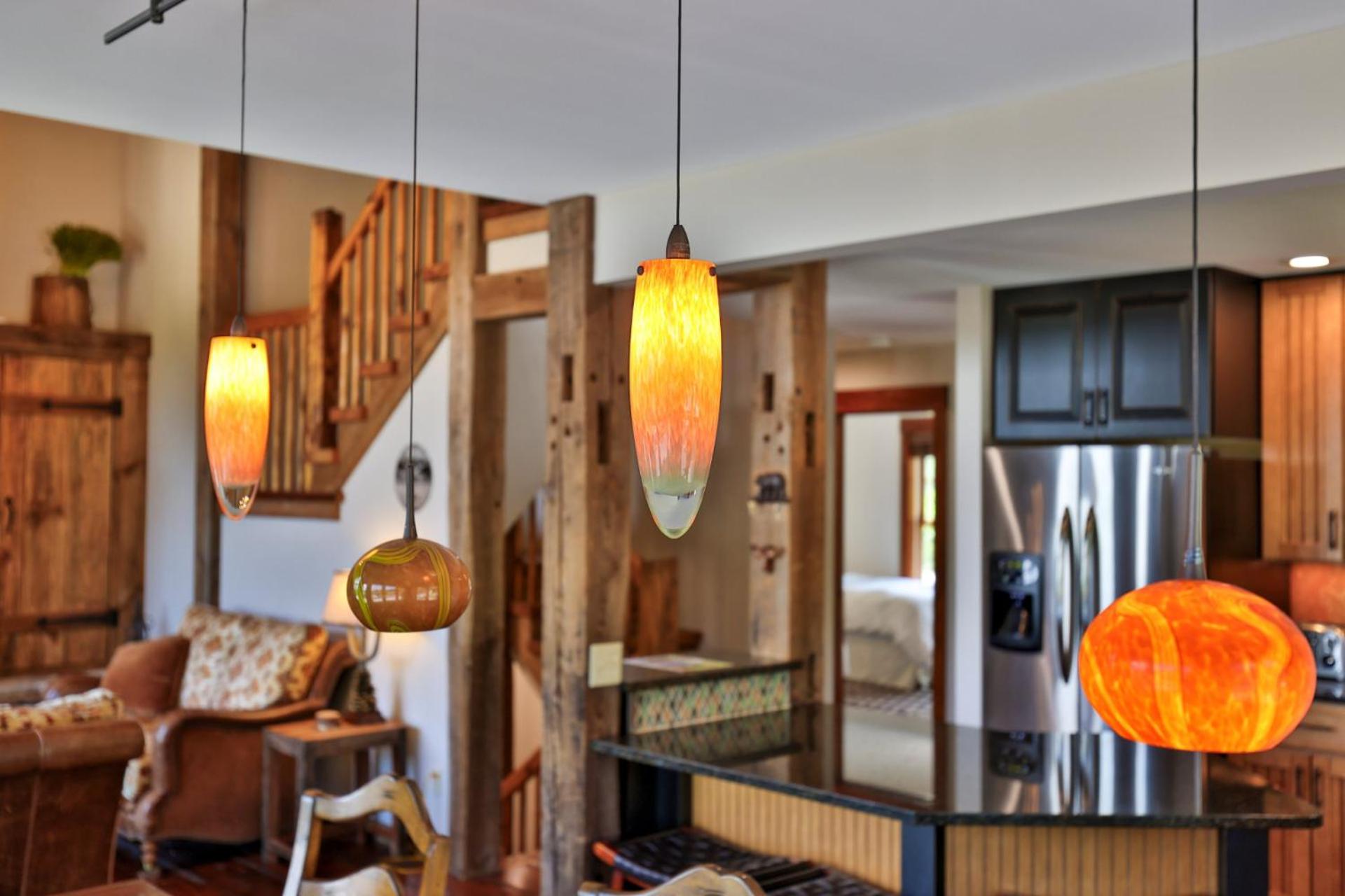 Meyer Chalet de Esqui - Ski-In, Ski-Out 4BR Bear Mtn Retreat with Pool & Fireplace