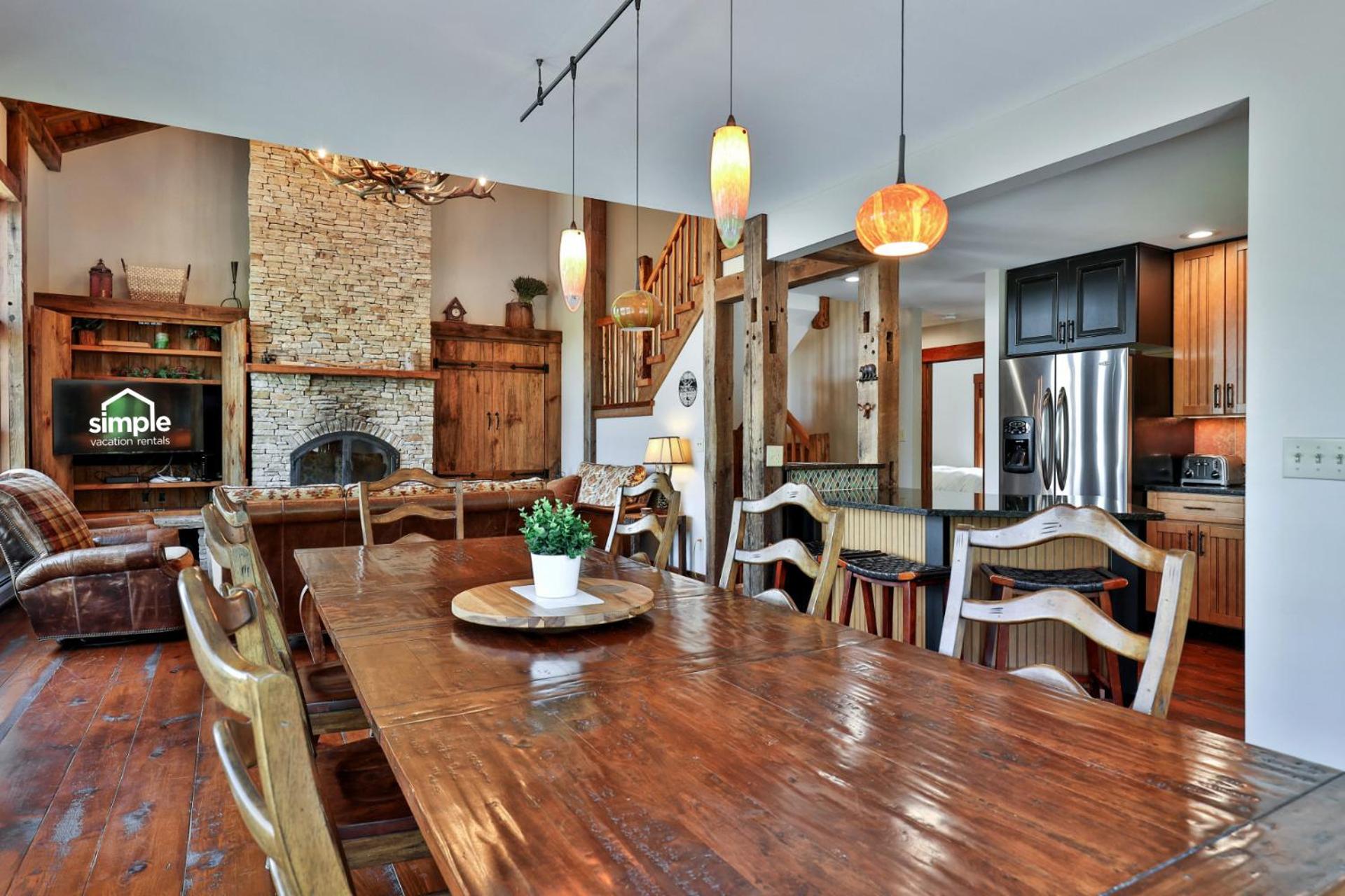 Meyer Chalet de Esqui - Ski-In, Ski-Out 4BR Bear Mtn Retreat with Pool & Fireplace