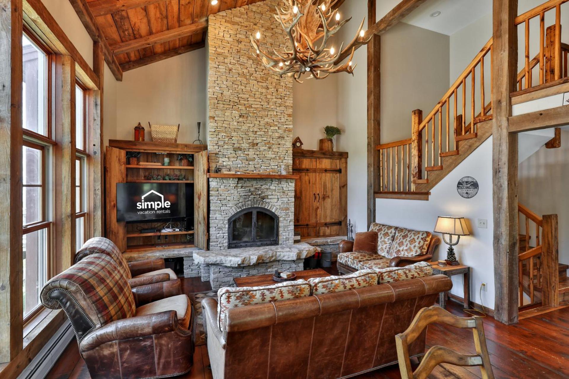Meyer Chalet de Esqui - Ski-In, Ski-Out 4BR Bear Mtn Retreat with Pool & Fireplace