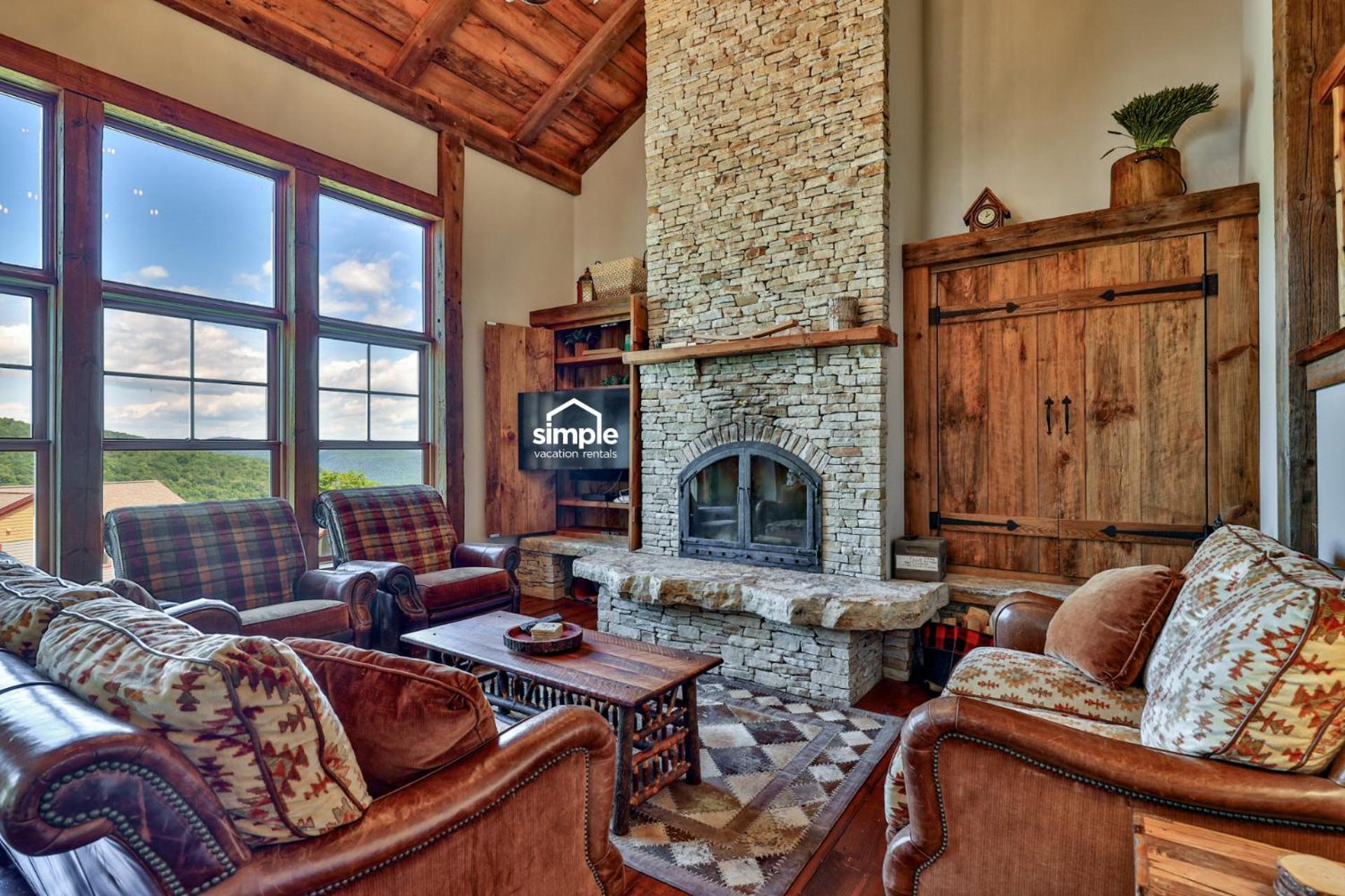 Meyer Chalet de Esqui - Ski-In, Ski-Out 4BR Bear Mtn Retreat with Pool & Fireplace