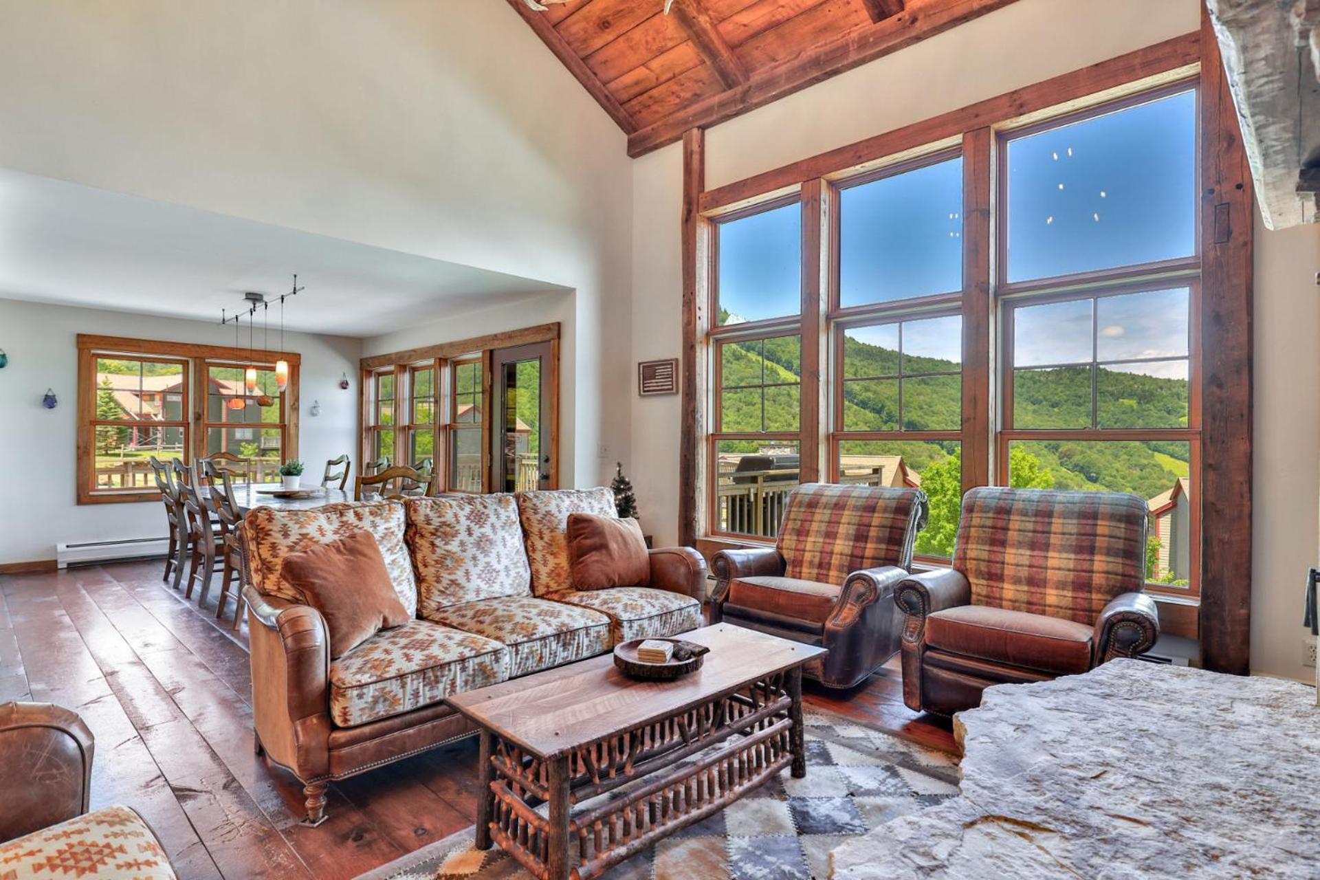 Meyer Chalet de Esqui - Ski-In, Ski-Out 4BR Bear Mtn Retreat with Pool & Fireplace