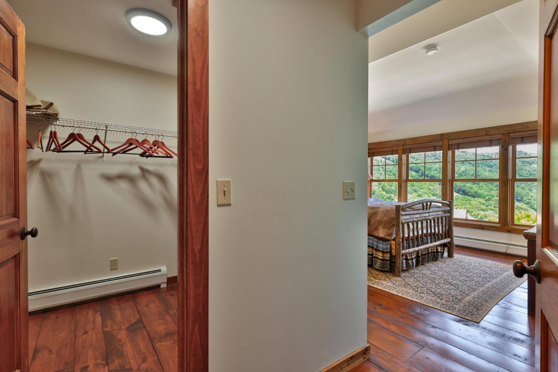 Meyer Chalet de Esqui - Ski-In, Ski-Out 4BR Bear Mtn Retreat with Pool & Fireplace
