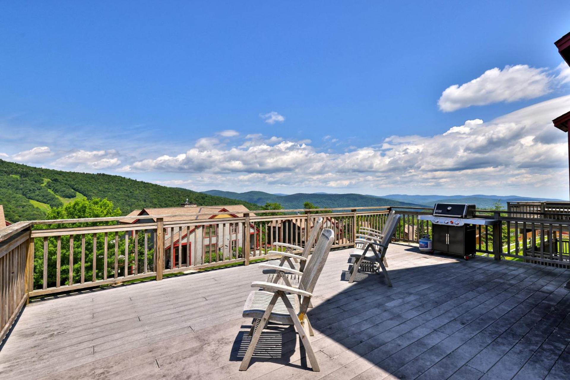 Meyer Chalet de Esqui - Ski-In, Ski-Out 4BR Bear Mtn Retreat with Pool & Fireplace