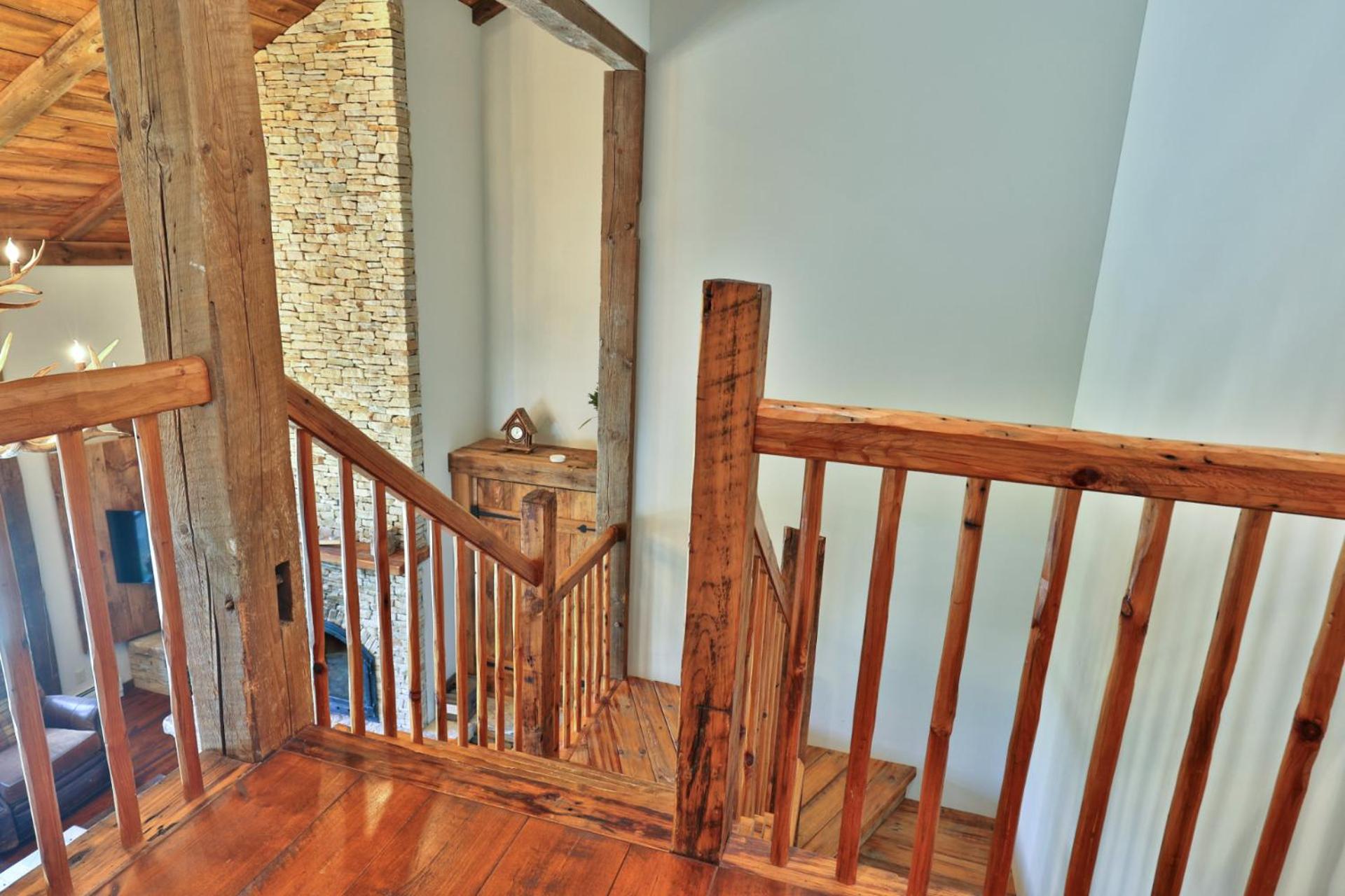 Meyer Chalet de Esqui - Ski-In, Ski-Out 4BR Bear Mtn Retreat with Pool & Fireplace