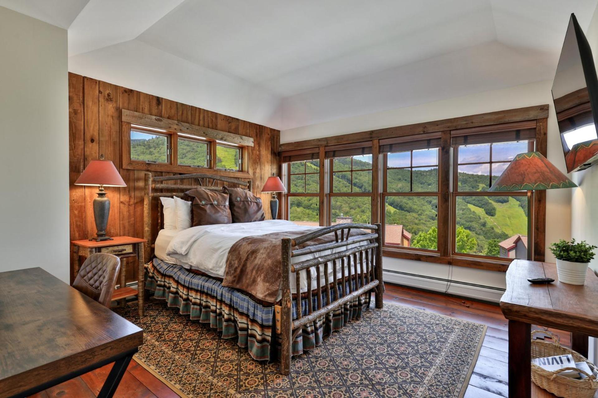 Meyer Chalet de Esqui - Ski-In, Ski-Out 4BR Bear Mtn Retreat with Pool & Fireplace