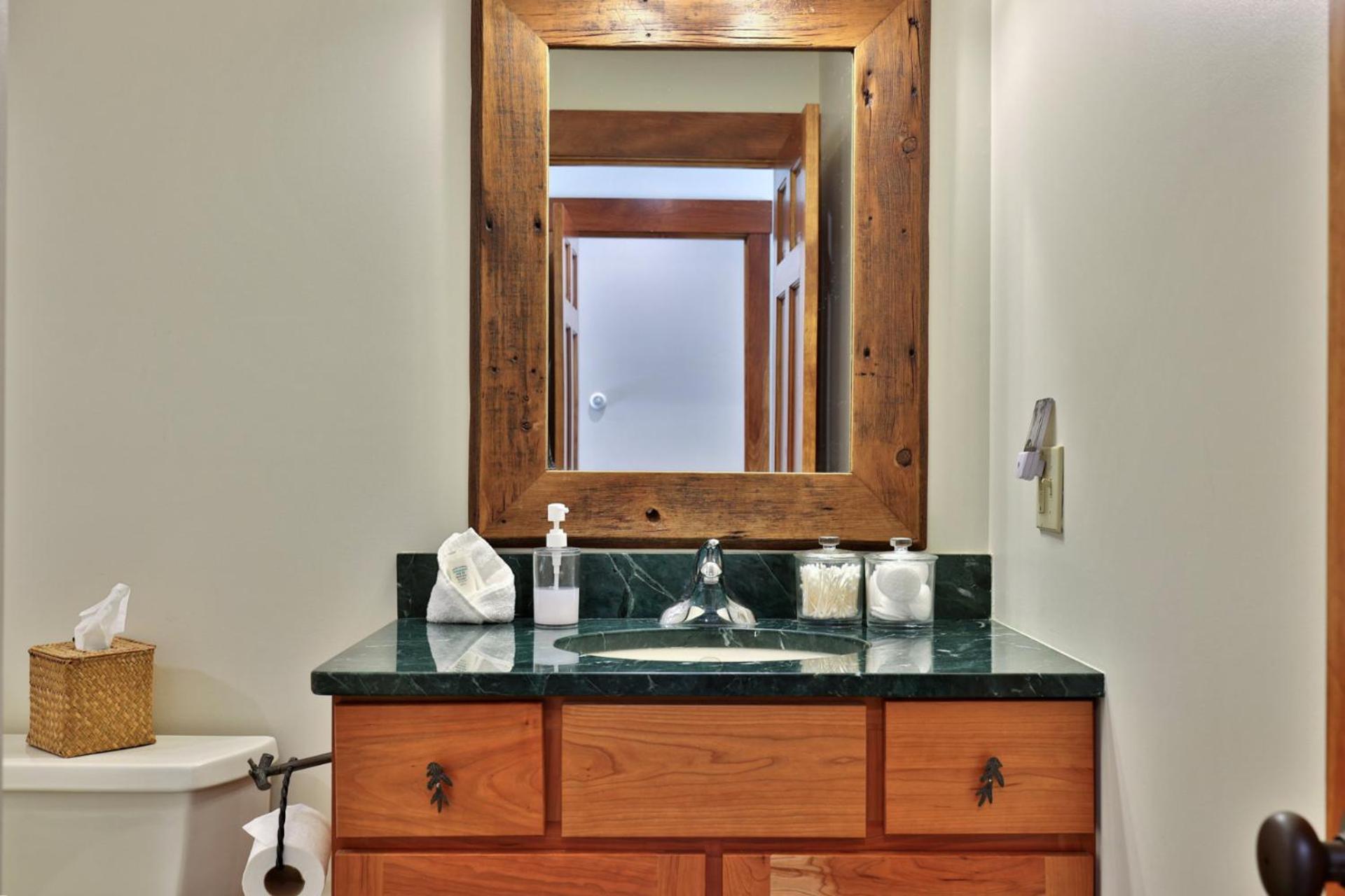 Meyer Chalet de Esqui - Ski-In, Ski-Out 4BR Bear Mtn Retreat with Pool & Fireplace
