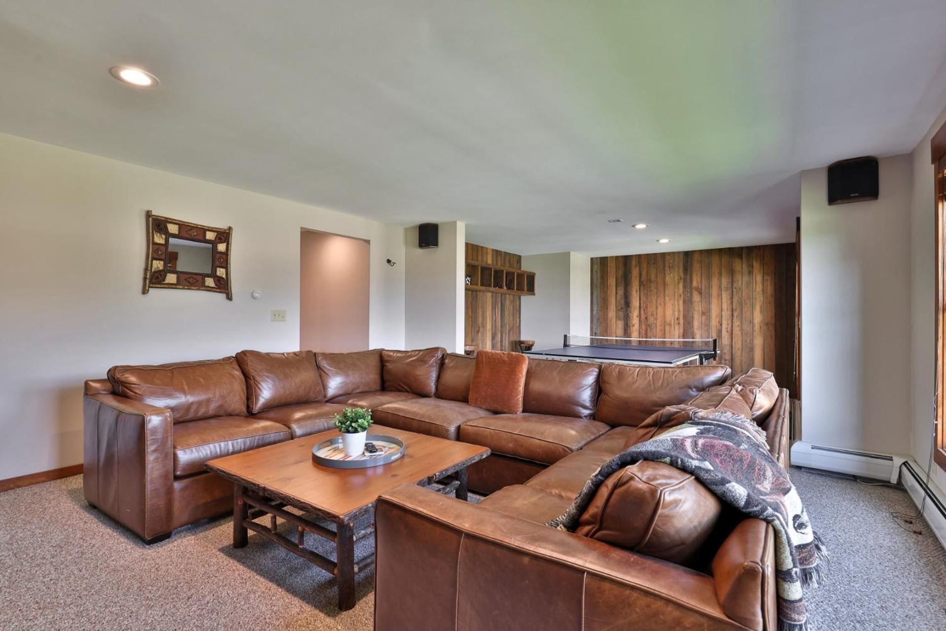 Meyer Chalet de Esqui - Ski-In, Ski-Out 4BR Bear Mtn Retreat with Pool & Fireplace