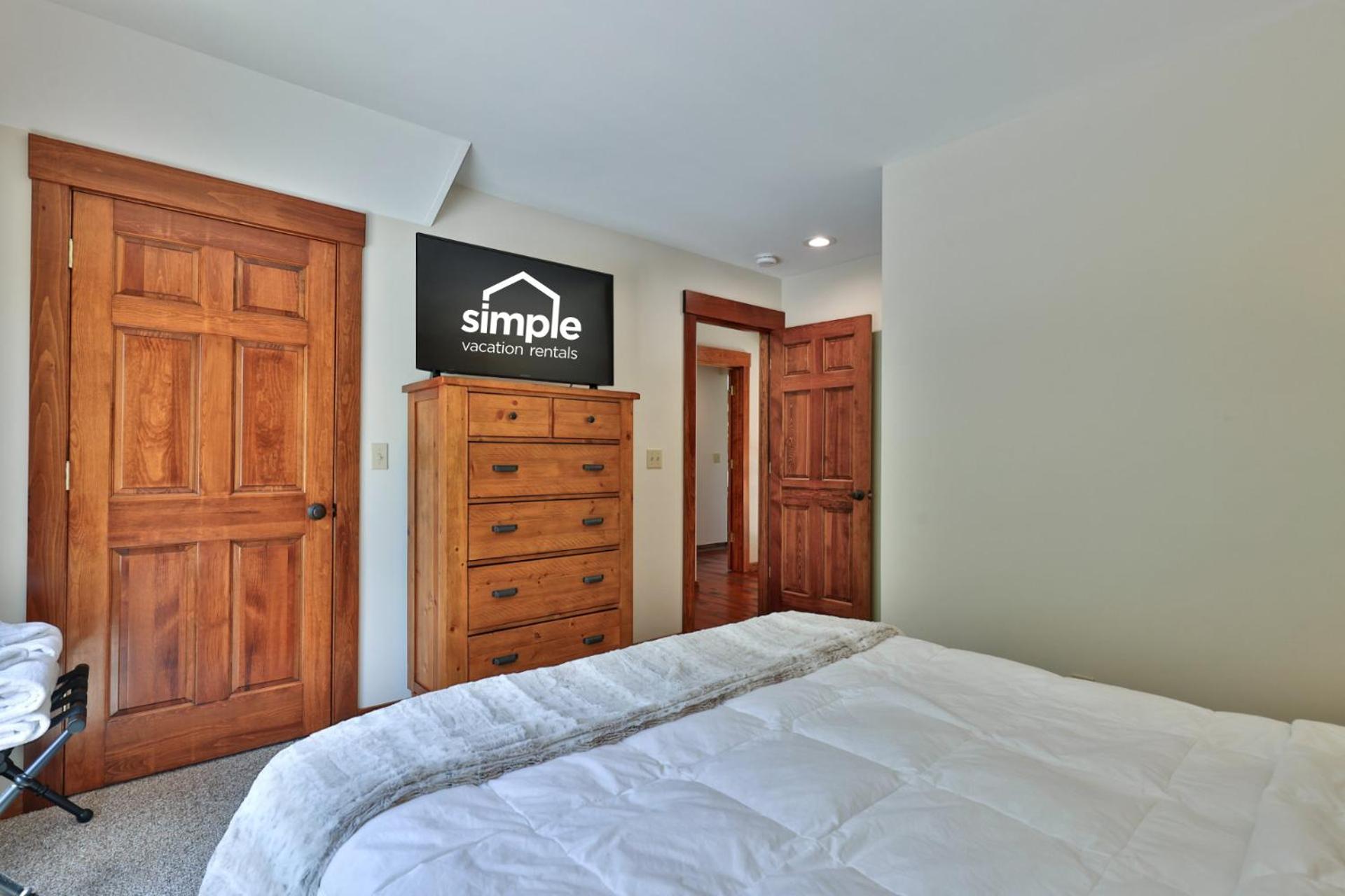 Meyer Chalet de Esqui - Ski-In, Ski-Out 4BR Bear Mtn Retreat with Pool & Fireplace