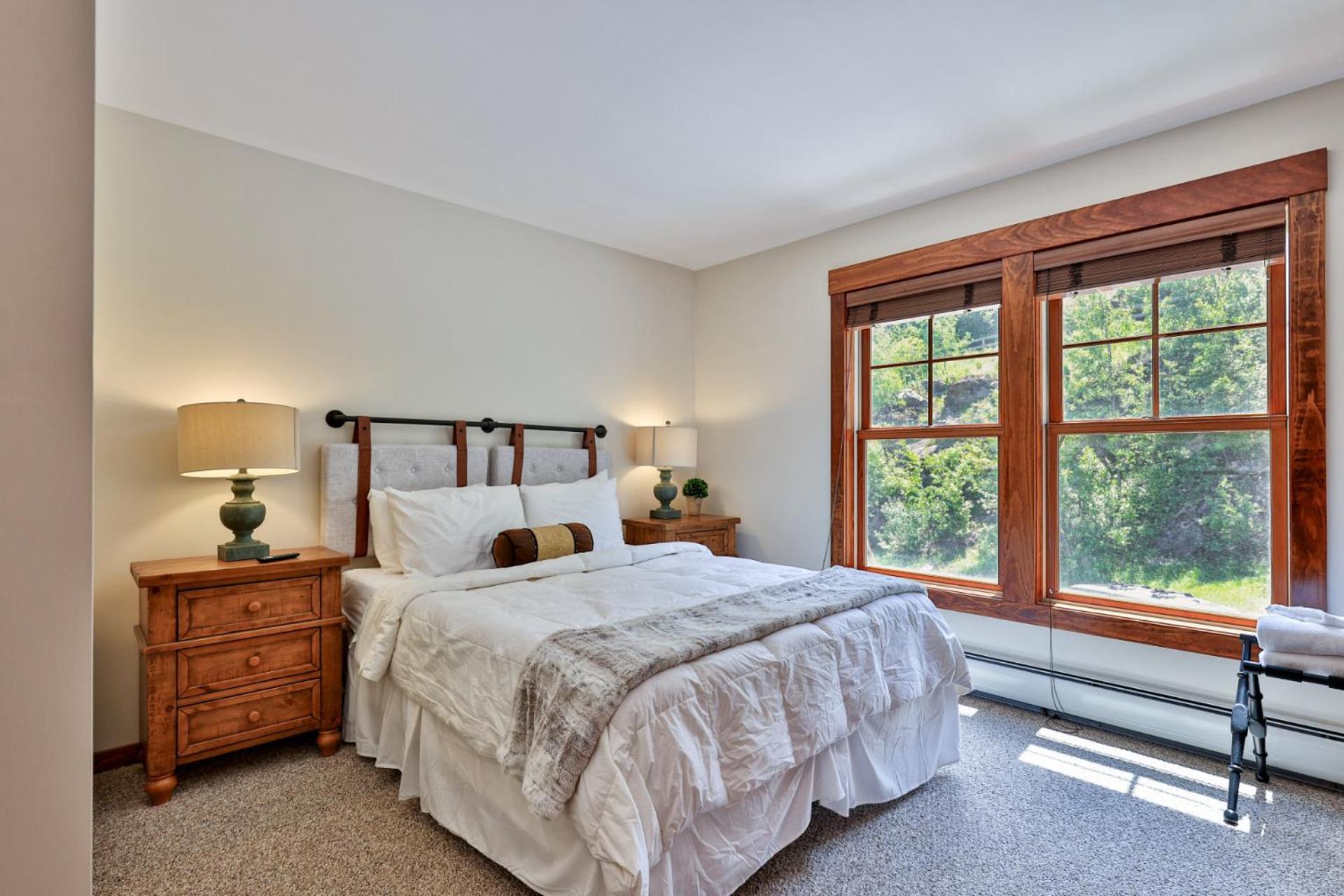 Meyer Chalet de Esqui - Ski-In, Ski-Out 4BR Bear Mtn Retreat with Pool & Fireplace