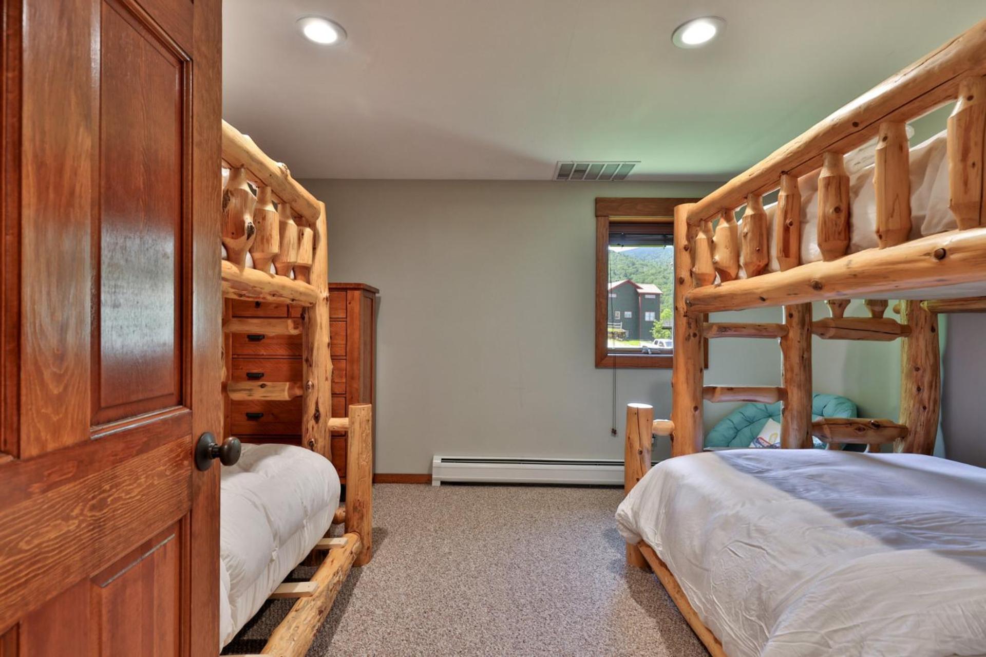 Meyer Chalet de Esqui - Ski-In, Ski-Out 4BR Bear Mtn Retreat with Pool & Fireplace
