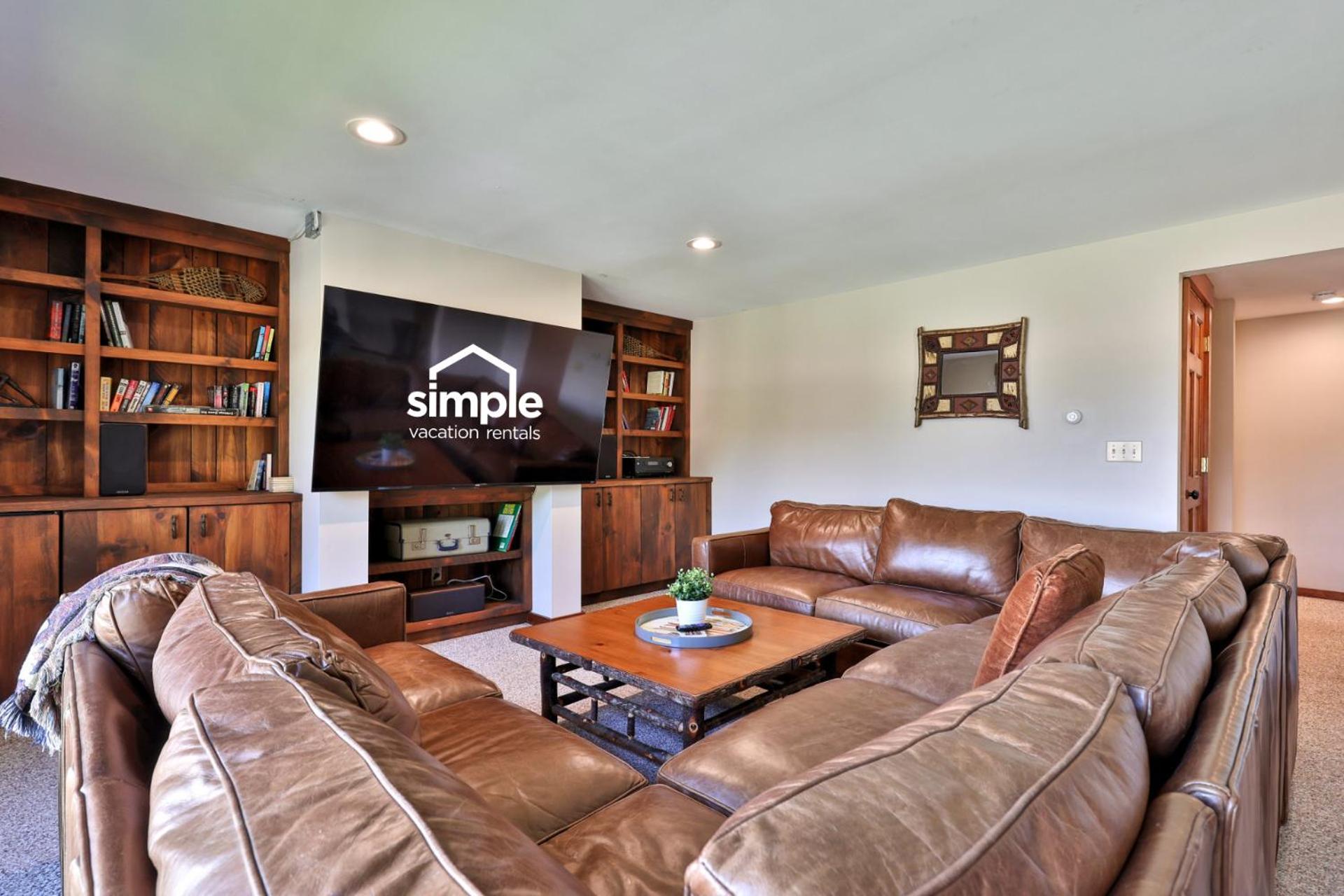 Meyer Chalet de Esqui - Ski-In, Ski-Out 4BR Bear Mtn Retreat with Pool & Fireplace