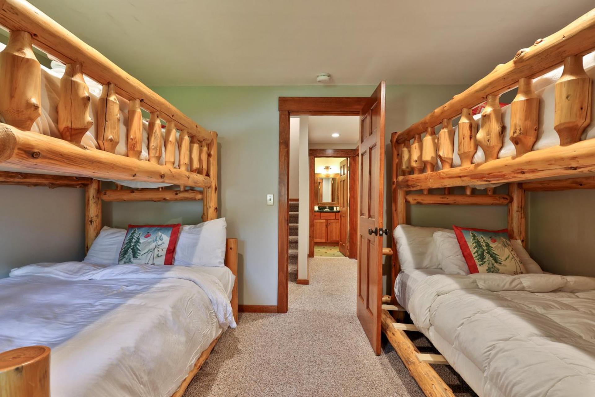 Meyer Chalet de Esqui - Ski-In, Ski-Out 4BR Bear Mtn Retreat with Pool & Fireplace