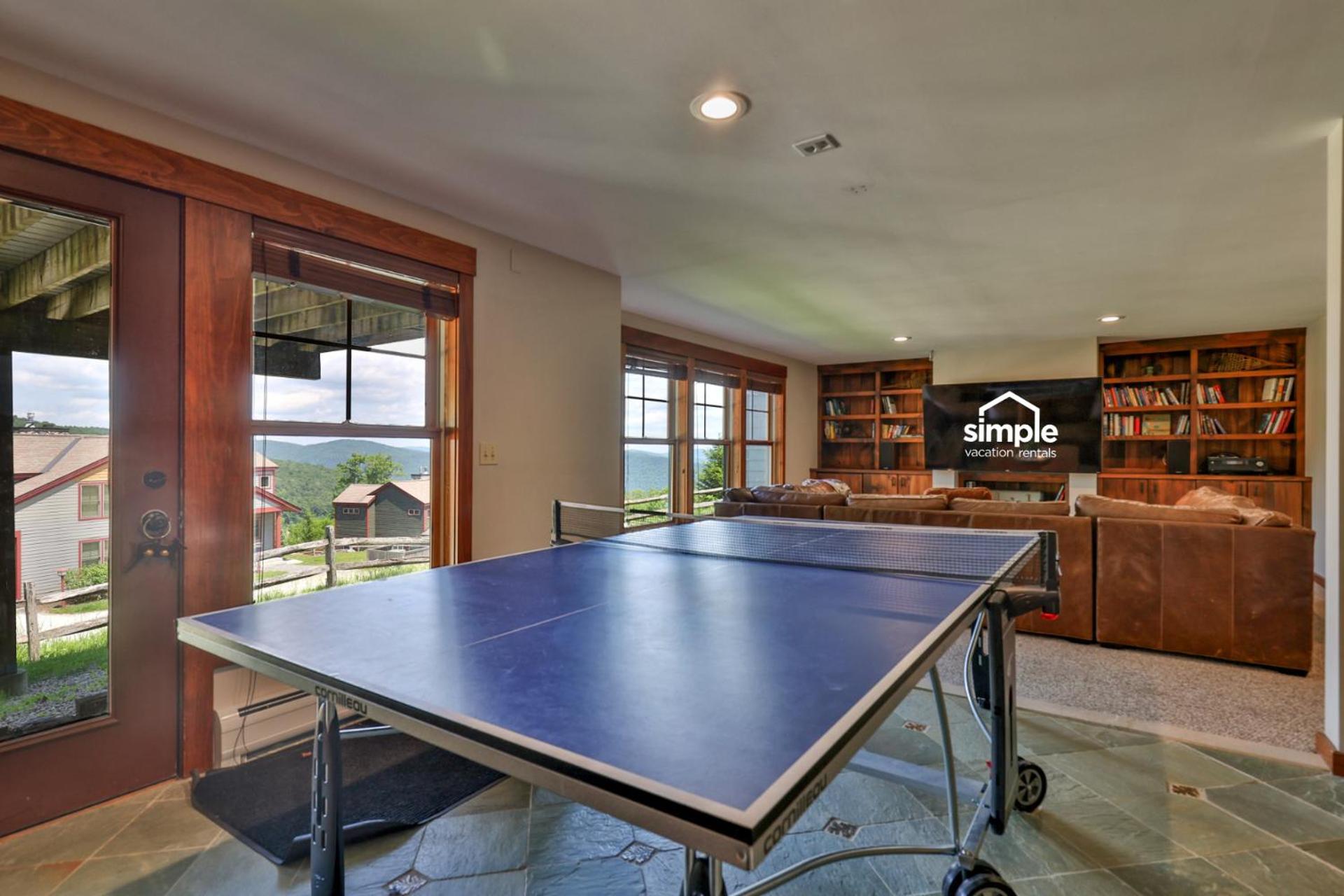 Meyer Chalet de Esqui - Ski-In, Ski-Out 4BR Bear Mtn Retreat with Pool & Fireplace