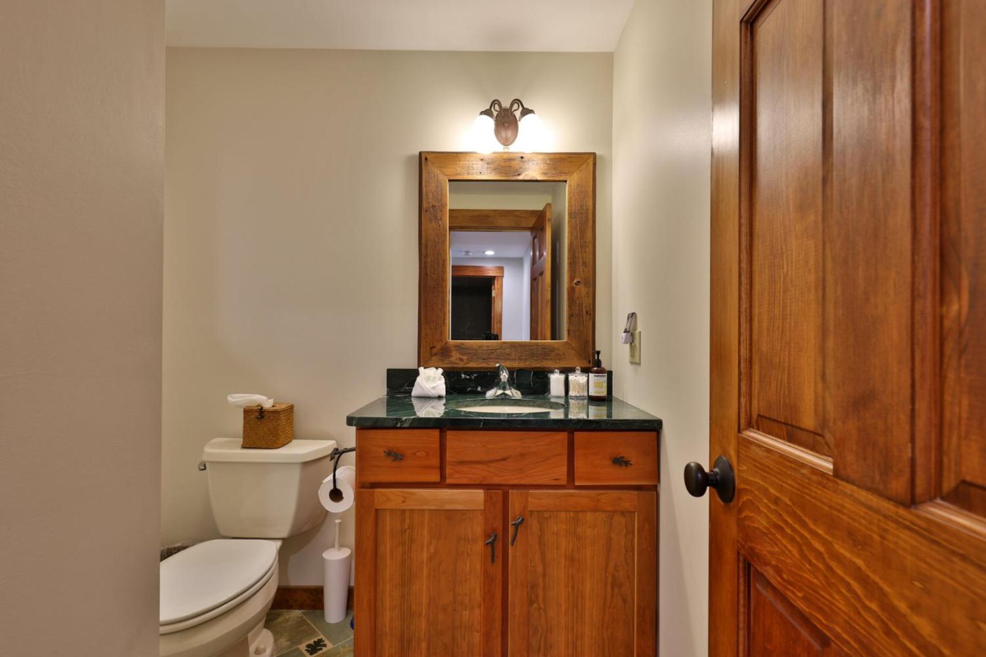 Meyer Chalet de Esqui - Ski-In, Ski-Out 4BR Bear Mtn Retreat with Pool & Fireplace