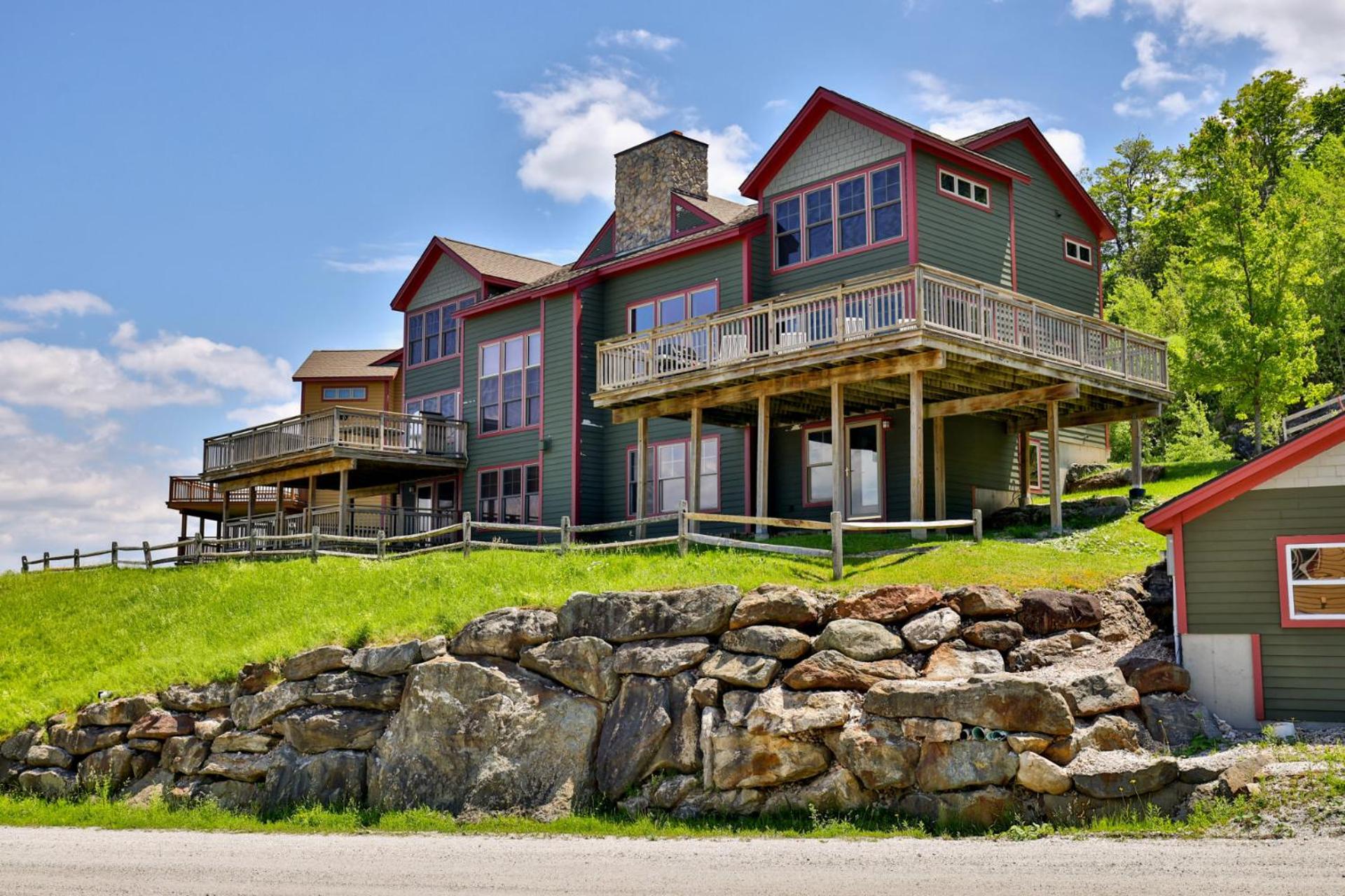 Meyer Chalet de Esqui - Ski-In, Ski-Out 4BR Bear Mtn Retreat with Pool & Fireplace