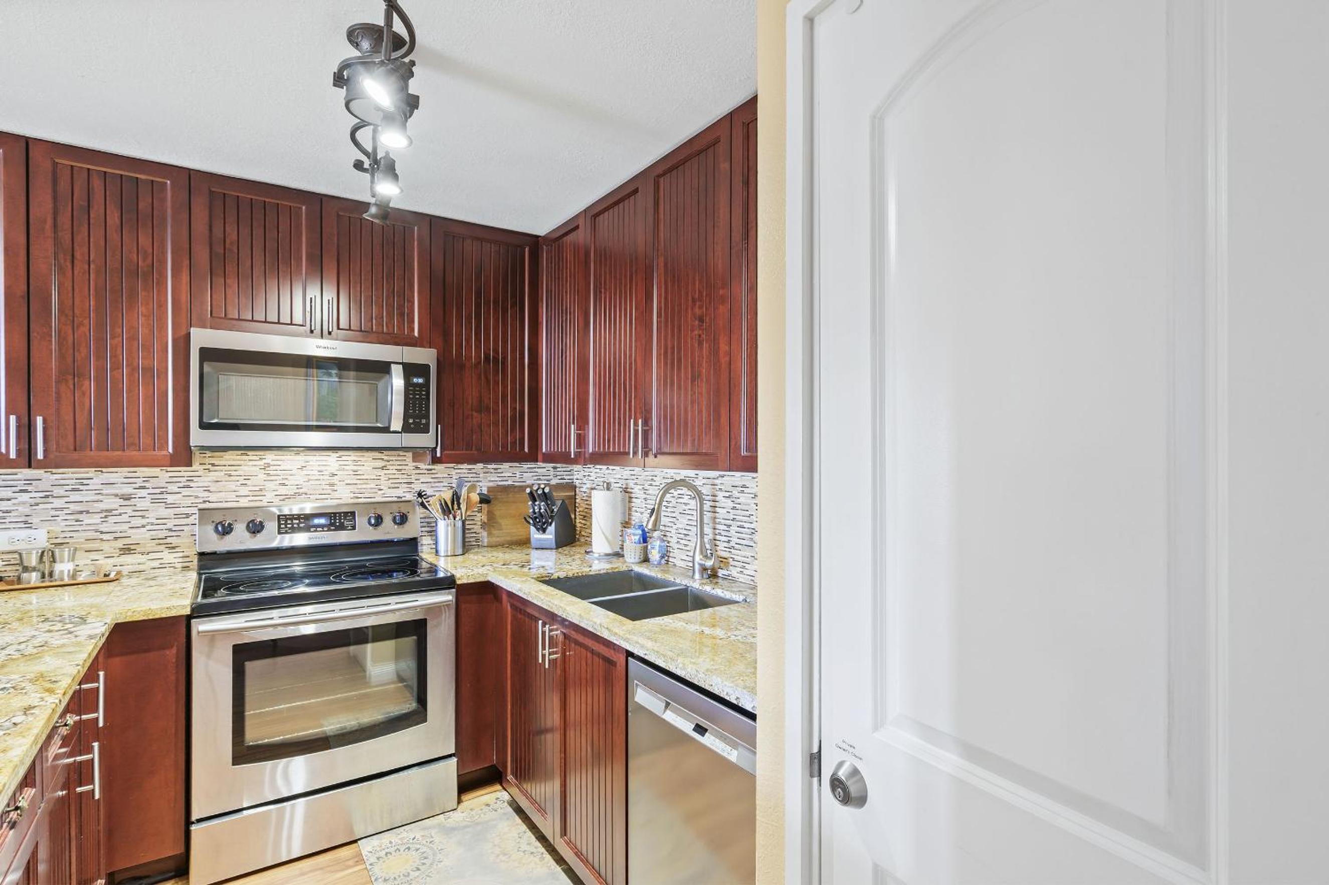 Kamaole Sands 10-307, Ocean View, Large Lanai, Twin Murphy Beds, Split-AC, Wi-Fi