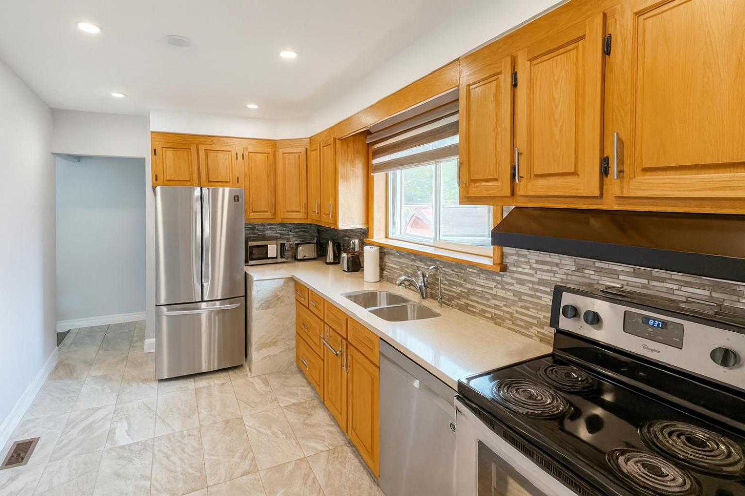 Newly Renovated 3BR North York Bungalow with Backyard Patio & Volleyball Set! Close to Rogers Stadium, TTC Subway Access, Perfect for Family Travel, Group 