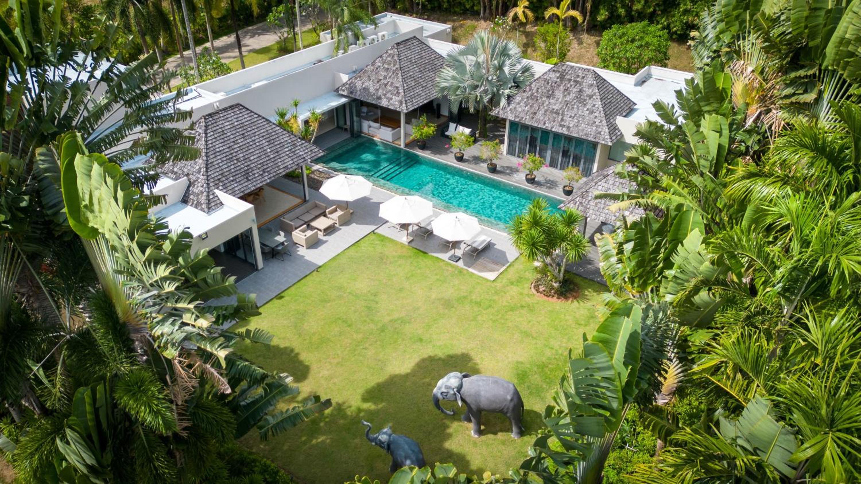 Villa C 20-meter long swimming pool and large courtyard villa