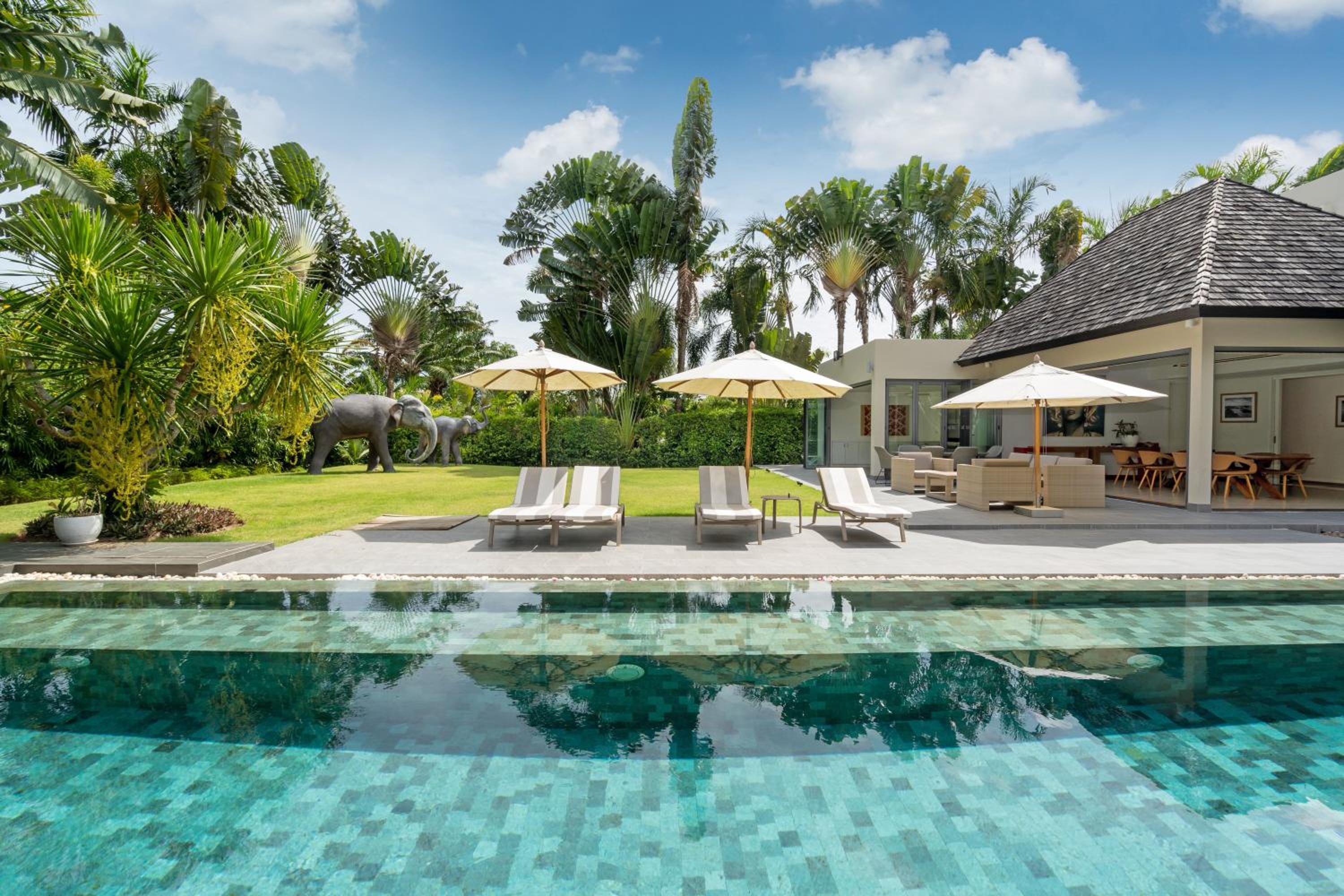 Villa C 20-meter long swimming pool and large courtyard villa