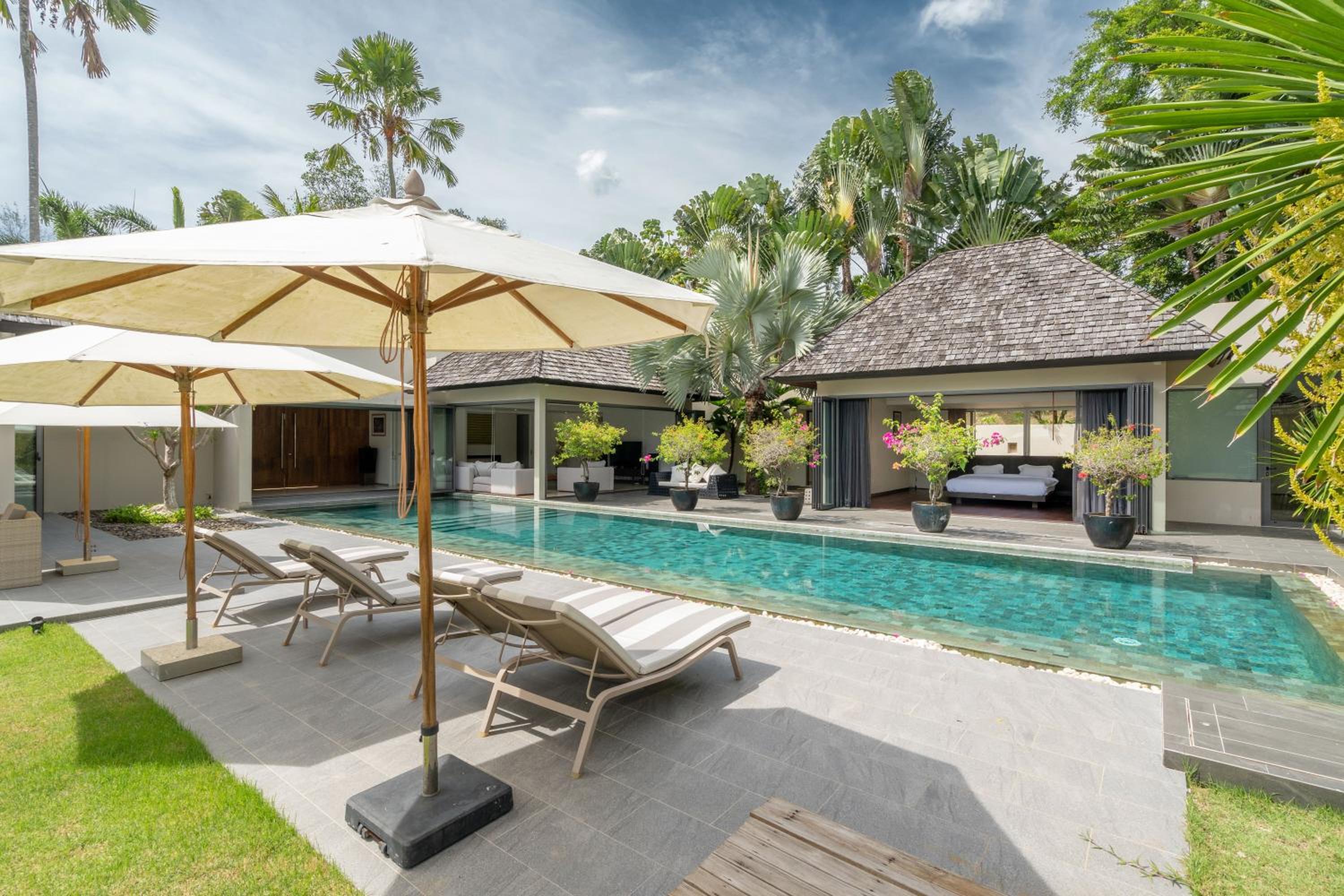 Villa C 20-meter long swimming pool and large courtyard villa
